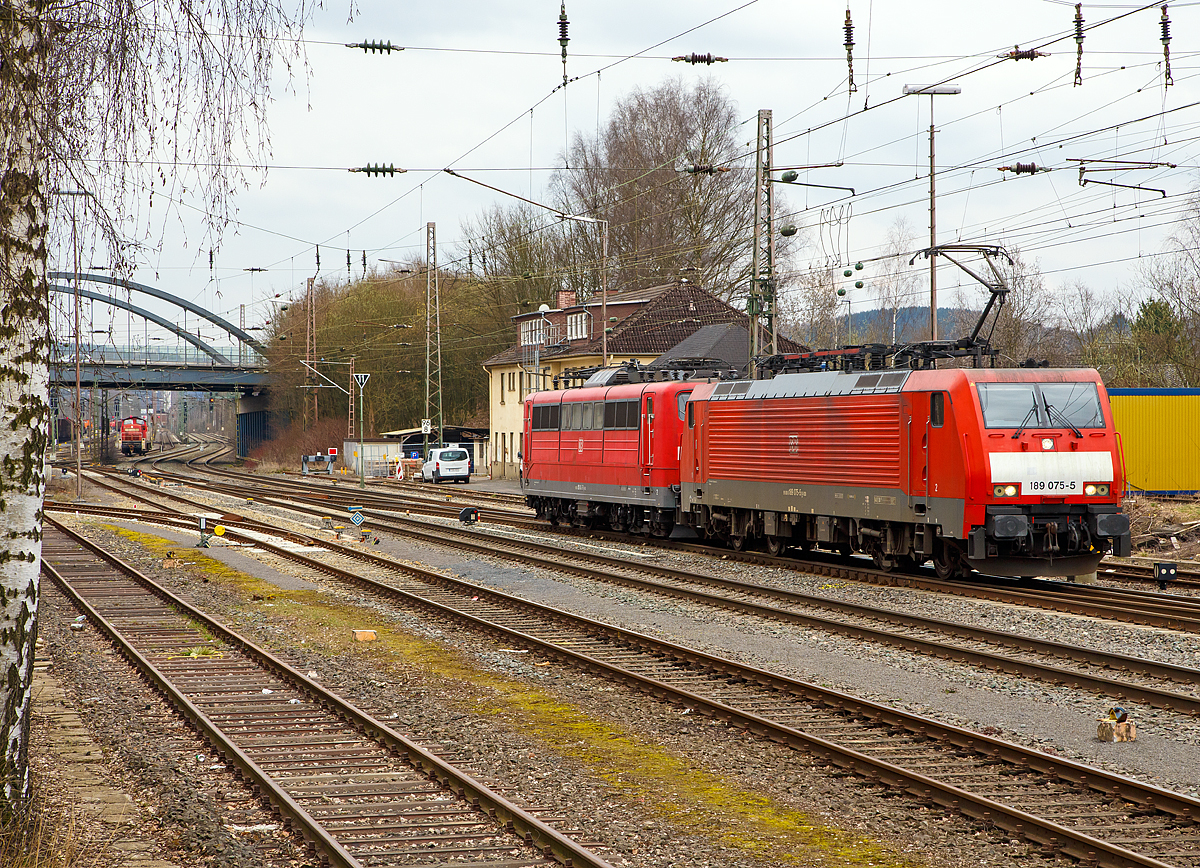 
Die 189 075-5 (91 80 6189 075-5 D-DB) kommt mit der kalten 151 043-7 (91 80 6151 043-7 D-DB) am 17.03.2017 in Kreuztal an, beide sind Loks der DB Cargo Deutschland AG.
