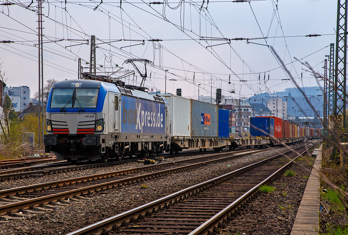 Die 193 835-5 (91 80 6193 835-6 D-BOXX) der boxXpress.de GmbH (Hamburg) fährt am 21.04.2021 mit einem Containerzug durch Siegen und biegt dann in Richtung Dillenburg ab. 

Die Siemens Vectron MS wurde 2017 von Siemens Mobilitiy in München-Allach unter der Fabriknummer 22273 gebaut und an die boxXpress.de geliefert.. Sie hat die Zulassungen für Deutschland, Österreich, Italien und die Niederlande (D, A, I, NL), die Schweiz (CH) ist durchgestichen. Die Vectron MS hat eine Leistung von 6,4 MW.
