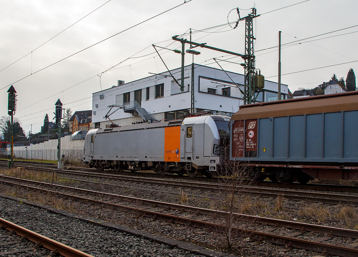 Die 193 921 (91 80 6193 921-4 D-NRAIL)  der Northrail GmbH f�hrt am 16.03.2022 mit einem gedeckten G�terzug, durch Niederschelden in Richtung K�ln. Der Zug bestand aus vierachsigen gro�r�umigen Schiebewandwagen der Gattung Habillss, der Mercitalia Rail Srl, vermutlich ein Mineralwasserzug aus Italien.

Die Siemens Vectron AC  (200 km/h - 6,4 MW) wurde 2010 von Siemens in M�nchen-Allach unter der Fabriknummer 21692 gebaut. Sie war urspr�nglich eine Vorf�hr-/Mietlok der Siemens Mobility in M�nchen, eingestellt durch die RailAdventure GmbH als 91 80 6193 921-4 D-RADVE, 2013 wurde sie an die Paribus Rail Portfolio III GmbH & Co. KG die auch heute Eigent�mer ist bzw. sie f�r die Northrail GmbH finanziert hat. Sie hat die Zulassungen f�r Deutschland und �sterreich.