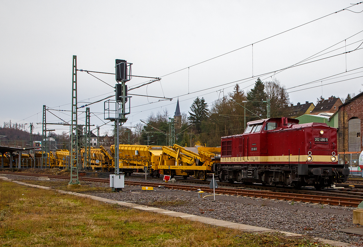 Die 202 466-9 (92 80 1202 466-9 D-SKLUS) der SKL Umschlagservice Magdeburg GmbH & Co. KG, ex DB 202 466-9, ex DR 112 466-8, ex DR 110 466-0, f�hrt am 20.11.2021, mit einem Materialf�rder- und Siloeinheiten-Zug der (MFS 38, sowie Beladestation) der HERING Bahnbau durch Betzdorf/Sieg in Richtung Scheuerfeld (Sieg). Sp�ter konnte ich sehen das die V 100 ost den Zug von Scheuerfeld �ber die Strecke der WEBA (Westerwaldbahn) auf den Westerwald zur Bindweide zog.

Weitere Info zur Lok unter: http://hellertal.startbilder.de/bild/deutschland~strecken~kbs-460-siegstrecke/757325/die-202-466-9-92-80-1202.html
