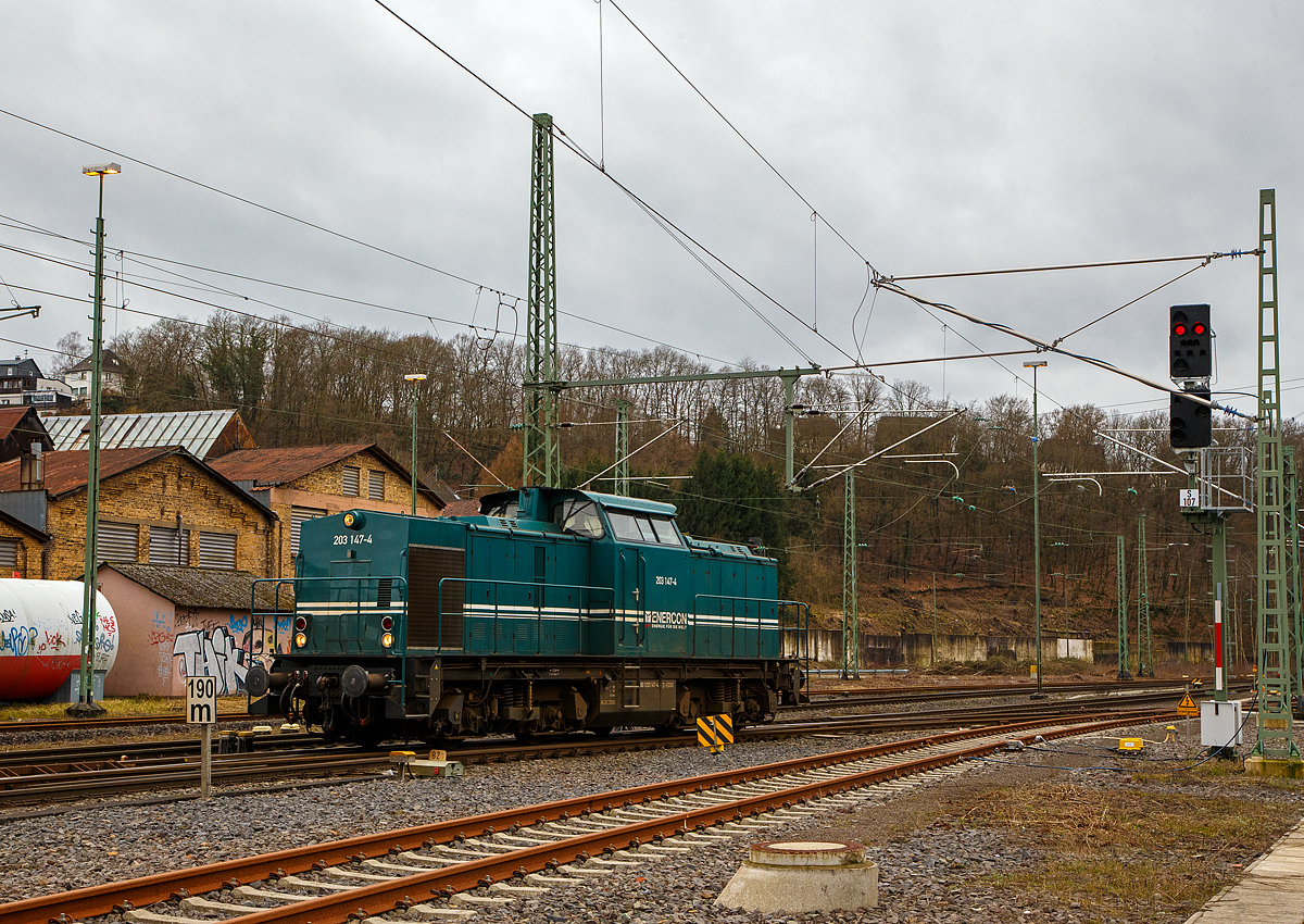 Die 203 147-4 (92 80 1203 147-4 D-EGOO) der e.g.o.o. Eisenbahngesellschaft Ostfriesland-Oldenburg mbH, ex DB 202 357-0, ex DR 112 357-9, ex DR 110 357-1, fährt am 22.02.2022 auf Tfzf (Triebfahrzeugfahrt) vom Rbf Betzdorf (Sieg) auf die Hellertalbahn in Richtung Haiger. Nochmals einen lieben Gruß an netten Lokführer zurück.

Die e.g.o.o. Eisenbahngesellschaft Ostfriesland-Oldenburg mbH, war ein ehemaliges Tochterunternehmen des deutschen Windenergieanlagen Herstellers ENERCON GmbH. Zum 1. Dezember 2020 hat die Hermann Bettels GmbH & Co. KG das Auricher Eisenbahnverkehrsunternehmen übernommen. 
 
Die Diesellok ein  DR V 100.1 wurde 1971 von LEW (VEB Lokomotivbau Elektrotechnische Werke „Hans Beimler“, Hennigsdorf) unter der Fabriknummer 12866 gebaut und als DR 110 357-1an die Deutsche Reichsbahn ausgeliefert. 1984 erfolgte bereits eine Remotorisierung und 1987 die Umzeichnung in DR 112 357-9. Zum 01.01.1992 erfolgte die Umzeichnung in DR 202 357-0 und zum 01.01.1994 dann DB AG. Die Ausmusterung bei der DB erfolgte 1999. Im Jahre 1999 ging sie an die SFZ - Schienenfahrzeugzentrum Stendal. Von der ALS - ALSTOM Lokomotiven Service GmbH in Stendal erfolgte dann 2002 der Umbau gemäß Umbaukonzept  BR 203.1  in die heutige 203 147-4. Im Jahr  2008  wurde sie an die e.g.o.o. Eisenbahngesellschaft Ostfriesland-Oldenburg mbH in Aurich  verkauft, wo sie erst als V 100 e.g.o.o. 001 Freya Fresena“ (92 80 1203 147-4 D-ECAU) geführt wurde. Nach der Umlackierung 2011 durch die ALS in Stendal erfolgte die Umzeichnung in 203 147-4 (92 80 1203 147-4 D-EGOO).


TECHNISCHE DATEN:
Spurweite: 1.435 mm (Normalspur)
Achsanordnung: B'B'
Länge über Puffer: 14.240mm
Radsatzabstand im Drehgestell: 2.300mm
Drehzapfenabstand: 7.000mm
Höhe über SO: 4.255mm
Dienstgewicht: 69 t

Motor: 12-Zylinder CATERPILLAR-Dieselmotor mit Direkteinspritzung, Abgasturbolader und Ladeluftkühlung, vom Typ CAT 3512 DI-TA
Motorleistung: 1.305 kW (1.774 PS)
Nenndrehzahl: 1.800 U/min
Hubraum: 51,8 Liter (Bohrung-Ø 170 x Hub 190 mm)
Motorgewicht: 6.537 kg

Getriebe: Voith Strömungsgetriebe GSR 30/5,7
Leistungsübertragung: dieselhydraulisch
Anfahrzugkraft: 207 kN
Höchstgeschwindigkeit: 100 km/h
Kleinste Dauerfahrgeschwindigkeit: 11,1 km/h
Kleinster befahrbarer Gleisbogenradius: 80m

