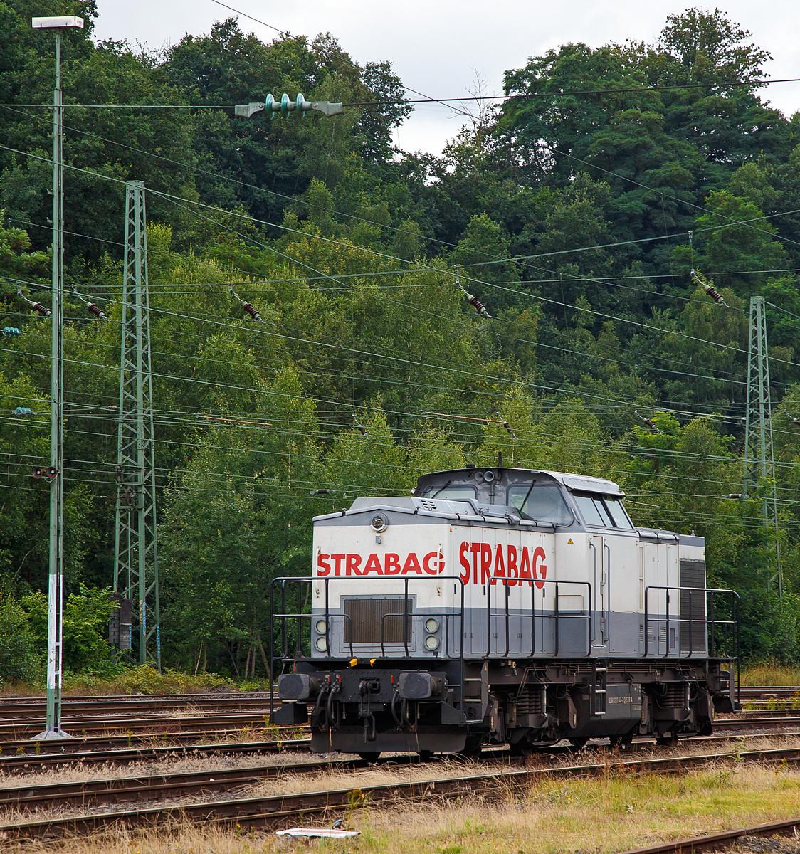 
Die 203 841-2 (92 80 1203 841-2 D-STRA) der STRABAG Rail GmbH, ex DB 202 841-3, ex DR 112 841-2, ex, DR 110 841-4, ist am 23.07.2016 in Betzdorf/Sieg abgestellt.

Die V 100.1 wurde 1976 von LEW (VEB Lokomotivbau Elektrotechnische Werke „Hans Beimler“ Hennigsdorf) unter der Fabriknummer 15226 gebaut und an die DR als 110 841-4 ausgeliefert. Der Umbau in 112 841-2 erfolgte 1984 im BW Stendal, eine Umzeichnung in DR 202 841-3 erfolgte zum 01.01.1992 und 1994 ging sie dann mit in die DB über. Die z-Stellung und Ausmusterung erfolgten 2000 und wurde an die SFZ - Schienenfahrzeugzentrum Stendal (später ALSTOM Lokomotiven Service GmbH) verkauft. 

Von ALSTOM Lokomotiven Service GmbH in Stendal erfolgte 2010 dann der Umbau gemäß Umbaukonzept  BR 203.1  in die heutige 203 841-4. Die STRABAG Rail GmbH kaufte sie dann 2011.
