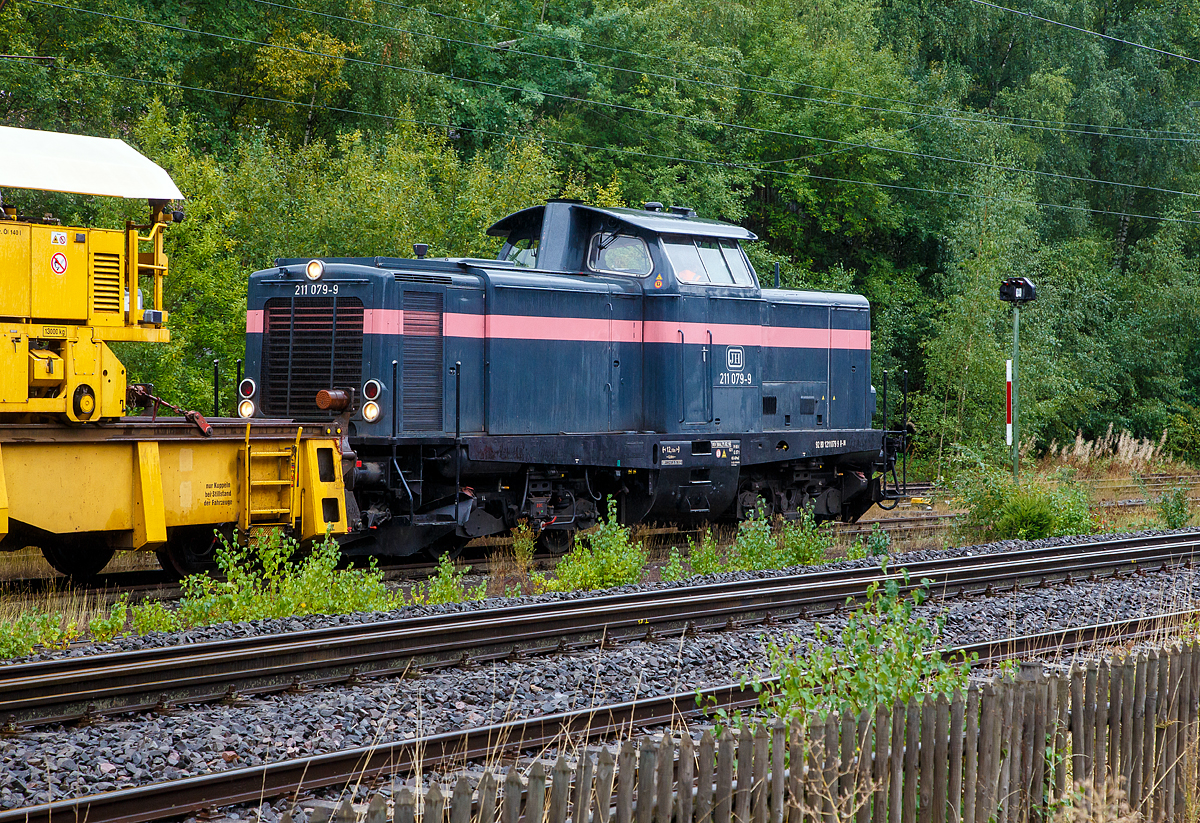 Die 211 079-9 (92 80 1211 079-9 D-JH) der JH - Joseph Hubert Bauunternehmung GmbH & Co. KG (Nürnberg), ex DB V 100 1079, am 17.09.2022 mit einem Schienenzug (Vossloh Langschienentransporteinheit STS und Schienen-Ladewagen SLW 7) beim Bahnhof Niederschelden (geografisch eigentlich Niederschelderhütte).

Die V 100.10 wurde 1962 von MaK (Maschinenbau Kiel) unter der Fabriknummer 1000097 gebaut und als V 100 1079 an die Deutsche Bundesbahn geliefert. Zum 01.01.1968 erfolgte dann die Umzeichnung in DB 211 079-9, als diese fuhr sie bis zur Ausmusterung 1995. Im Jahr 2000 ging sie an die HEF - Hammer Eisenbahnfreunde e. V., 2015 an Redler-Service (92 80 1211 079-9 D-RAILS), in Jahr 2019 ging sie dann an die jh - Joseph Hubert Bauunternehmung.

Auf der Siegstrecke (KBS 460) erfolgen zwischen dem 16.09. bis zum 09.12.2022 in verschiedenen Anschnitten und Zeiträumen umfangreiche Umbauarbeiten. Hier zwischen Siegen und Betzdorf zwischen dem 16.09. bis zum 05.10.2022. Die DB Netz AG investiert über 12 Millionen Euro in moderne Infrastruktur.