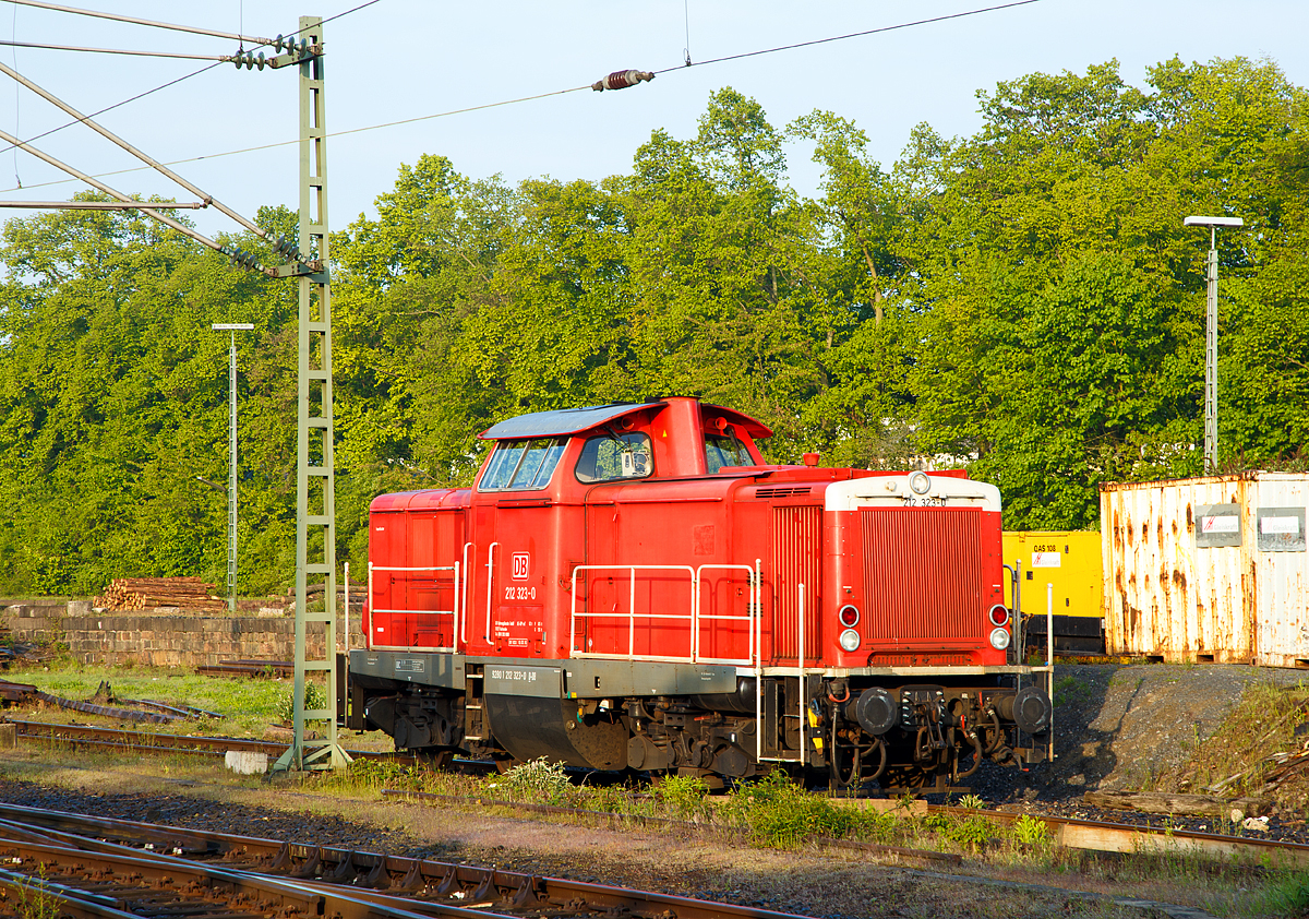 
Die 212 323-0 (92 80 1212 323-0 D-DB) der DB Fahrwegdienste GmbH, ex DB V 100 2323,  abgestellt am 06.05.2017 beim Bahnhof Gießen. 

Die V 100.20 wurde 1966 von MaK in Kiel unter der Fabriknummer 1000370 gebaut.