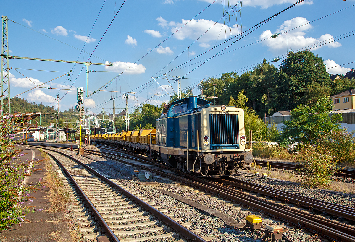 
Die 212 376-8 (92 80 1212 376-8 D-AVOLL) der Aggerbahn (Andreas Voll e.K., Wiehl), ex DB 212 376-8, ex DB V 100 2376, fährt am 06.08.2018 mit einem Alt-Schotter-Zug (Kippwagen MK 45 DH „LW-Kipper“, der Gattung Rlps) vom Bahnhof  Betzdorf/Sieg in den Abstellbereich. 

Nochmals einen lieben Gruß und meinen besten Dank an das freundliche Lokpersonal. 