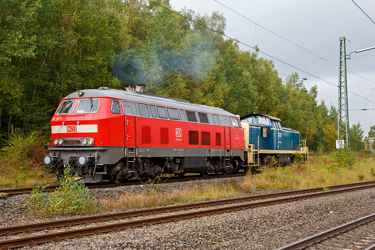 Die 218 191-5 (92 80 1218 191-5 D-MZE) der MZE - Manuel Zimmermann Eisenbahndienstleistungen, Hellenhahn-Schellenberg (Ww), ex DB 218 191-5, mit der  V 90 - 295 095-4 (98 80 3295 095-4 D-MZE) der Schütz GmbH & Co. KGaA (Selters) eingestellt durch die MZ Eisenbahndienstleistungen im Schlepp, haben Betzdorf via Herdorf über die Hellertalbahn (KBS 462) kommend am 28.09.2021 Haiger erreicht. Nach einem kurzen Hp 0 geht es nun auf die Dillstrecke (KBS 445) in Richtung Dillenburg weiter.
Lebensläufe der Loks:
Die V 164 (BR 218) wurde 1973 bei Krupp unter der Fabriknummer 5205 gebaut und an die DB geliefert, im Juli 2018 wurde sie dann ausgemustert und an Manuel Zimmermann Eisenbahndienstleistungen verkauft.

Die V 90 wurde 1978 von MaK (Maschinenbau Kiel) unter der Fabriknummer 1000768 gebaut und als 291 095-8 an Deutsche Bundesbahn geliefert. Nach dem Umbau auf Funkfernsteuerung im Jahr 2003 durch DB Fahrzeuginstandhaltung GmbH in Cottbus erfolgte die Umzeichnung DB 295 095-4. Die Ausmusterung bei der DB AG erfolgte 2013 und sie wurde an die Railsystems RP GmbH verkauft (98 80 3295 095-4 D-RPRS). 2015 ging sie dann an die A.V.G. Ascherslebener Verkehrsgesellschaft mbH (98 80 3295 095-4 D-ASLVG) und seit 2019 ist sie bei der Schütz GmbH & Co. KGaA in Selters (Westerwald).