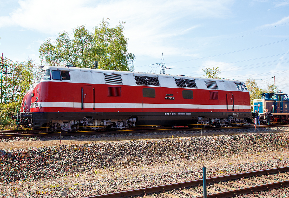 
Die 228 770-4 (92 80 1228 770-4 D-MTEG) der Interessengemeinschaft Dampflokomotive 58 3047 e.V., ex DB 228 770-4, ex DR 118 770-7, ex DR 118 370-6, ex DR V 180 370, wurde am 30.04.2017 im Eisenbahnmuseum Bochum-Dahlhausen präsentiert. 

Am 29. und 30.April 2017 feierte das Eisenbahnmuseum Bochum zusammen mit der Deutsche Gesellschaft für Eisenbahngeschichte (DGEG) ein Doppeljubiläum, „40 Jahre Eisenbahnmuseum Bochum und 50 Jahre Deutsche Gesellschaft für Eisenbahngeschichte“ mit einem gemeinsamen Festwochenende.  Das Motto hieß  Ost trifft West  man zeigte die parallel laufende Entwicklung von Lokomotiv- und Schienenfahrzeugbau bei der Deutschen Bundesbahn und der Deutschen Reichsbahn.

Gebaut wurde die V 180 von VEB Lokomotivbau Karl Marx Babelsberg (LKM) 1969 unter der Fabriknummer 280179. Im Jahr 1978 erfolgte der Umbau (Remotorisierung) mit 2 Stück 12-Zylinder-V-Motor mit Abgasturbolader und Ladeluftkühler vom Typ 12KVD21 AL4 mit je 883 kW (1.224 PS) Leistung und Umzeichnung in DR 118 770-7.