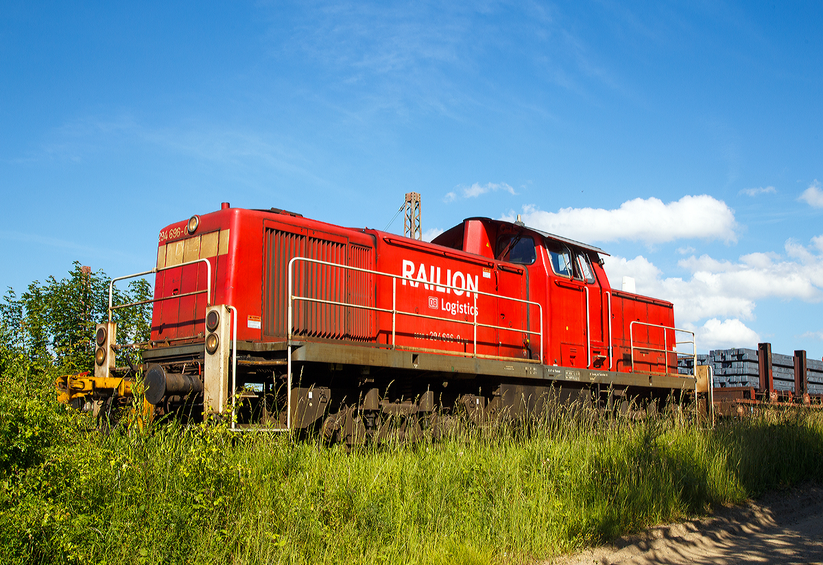 
Die 294 696-0 (98 80 3294 696-0 D-DB) eine remotorisierte V90 der DB Schenker Rail Deutschland AG, ex DB 294 196-1, ex DB 290 196-5,  am 10.06.2015 in Kreuztal auf dem Ablaufberg.

Die V90 wurde 1969 bei MaK in Kiel unter der Fabriknummer 1000498 gebaut und als 290 196-5 an die DB geliefert, 2003 erfolgte der Umbau mit Funkfernsteuerung und die Umzeichnung in 294 196-1.

Die Remotorisierung der V 90 mit einem MTU-Motor 8V 4000 R41, der Einbau einer neuen Lüfteranlage, neuen Luftpresser und Ausrüstung mit dem Umlaufgeländer erfolgten 2007 bei der DB Fahrzeuginstandhaltung GmbH im Werk Cottbus. Daraufhin erfolgte die Umzeichnung in 294 696-0. 