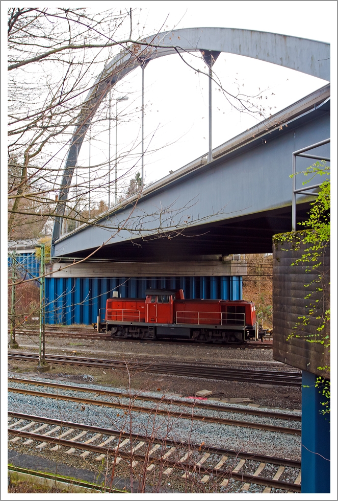 Die 294 800-8 (V90 remotorisiert) der DB Schenker ist am 21.12.2013 in Kreuztal, im Schutz unter der Langenauer Brücke abgestellt. 

Die Lok wurde 1971 bei Jung, Jungenthal bei Kirchen a.d. Sieg unter der Fabriknummer 14146 als 290 300-3 für die DB gebaut, 1997 erfolgte der Umbau auf Funkfernsteuerung und Umzeichnung in 294 300-9. 

Die Remotorisierung mit einem MTU-Motor 8V 4000 R41, Einbau  einer neuen Lüfteranlage, einem neuen Luftpresser und Ausrüstung mit dem Umlaufgeländer erfolgten 2002 bei der DB Fahrzeuginstandhaltung GmbH im Werk Cottbus. Daraufhin erfolgte die Umzeichnung in 294 800-8 
Die kompl. NVR-Nummer 98 80 3294 800-8 D-DB bekam sie dann 2007.
