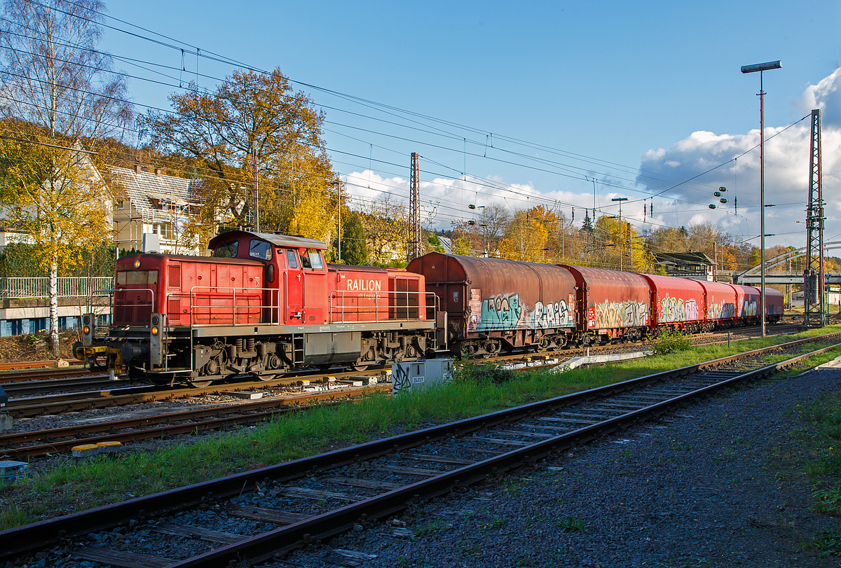 
Die 294 865-1 (V90 remotorisiert) der DB Cargo fährt am 04.11.2020 mit einem Coilzug vom Rbf Kreuztal in Richtung Eichen.

Die V90 wurde 1973 bei MaK unter der Fabriknummer 1000640 als 290 365-6 für die DB gebaut, 1999 Umzeichnung in 294 365-2, 2007 Remotorisierung mit MTU-Motor und Umzeichnung in 294 865-1.  