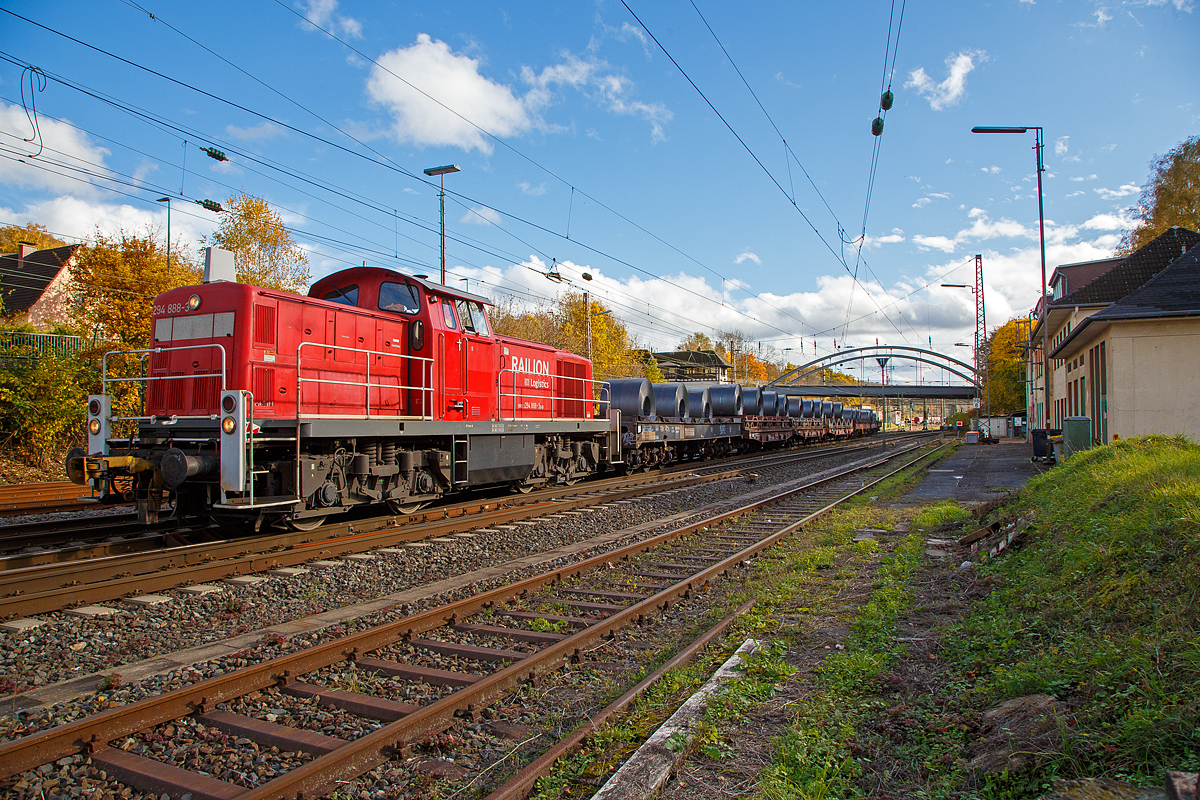 Die 294 888-3 (98 80 3294 888-3 D-DB), eine remotorisierte V 90 der DB Cargo AG fährt am 01.11.2021 mit einem Warmband-Coilzug vom Rbf Kreuztal nach Ferndorf.

Die Lok wurde 1974 bei MaK in Kiel unter der Fabriknummer 1000663 gebaut und als 290 388-8 an die DB geliefert. Die Ausrüstung mit Funkfernsteuerung (Typ Krauss-Maffei) und Umzeichnung in 294 388-4 erfolgte 1999. Im Jahr 2007 erfolgte durch die DB Fahrzeuginstandhaltung GmbH, in Cottbus eine Remotorisierung durch einen neuen MTU 90° V-8-Zylinder-Dieselmotor mit Common-Rail-Einspritzsystem, Abgas-Turbolader und Ladeluftkühlung, vom Typ 8V 4000 R41. Der Motor ist auf eine Leistung von 1.000 kW (1.341 PS) bei 1.800 U/min gedrosselt. Auch wurden eine neue Lüfteranlage und ein neuer Luftpresser eingebaut, zudem bekam die Lok ein Umlaufgeländer. Durch die Remotorisierung und den Umbau erfolgte auch die Umzeichnung in die heutige 294 888-3.
