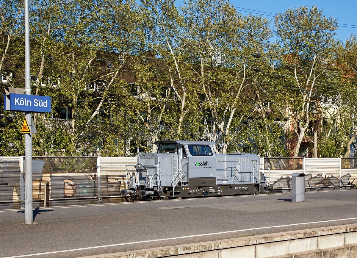 
Die 650 153-6 (98 80 0650 153-6 D-VL) eine dreiachsige dieselhydraulische Lokomotive vom Typ Vossloh G 6 der Vossloh Locomotives GmbH, fährt am 21.04.2019 durch den Bahnhof Köln Süd.
