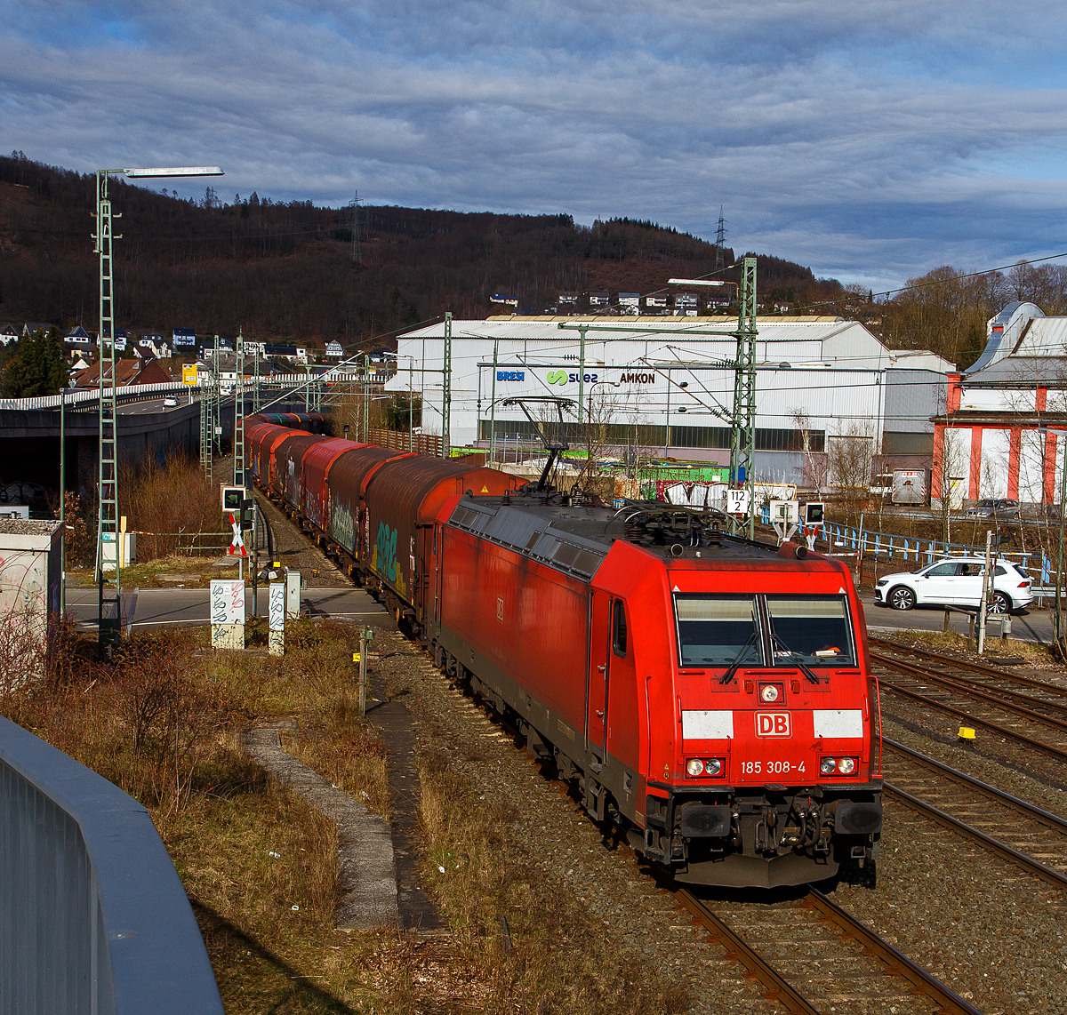 Die (91 80 6185 308-4 D-DB) der DB Cargo AG fährt am 20.03.2021, mit einem langen Coilzug, über die Siegstrecke (KBS 460) durch Niederschelden bzw. Niederschelderhütte in Richtung Köln. Hinter dem Bahnübergang befindet sich die Siegbrücke, die Sieg ist hier Bundes-Landesgrenze. So befinden sich hier im Bild die Lok und die ersten Wagen in Rheinland-Pfalz, während die anderen Wagen noch in Nordrhein-Westfalen sind. 

Die TRAXX F140 AC2 wurde 2007 von Bombardier in Kassel unter der Fabriknummer 34176 gebaut.
