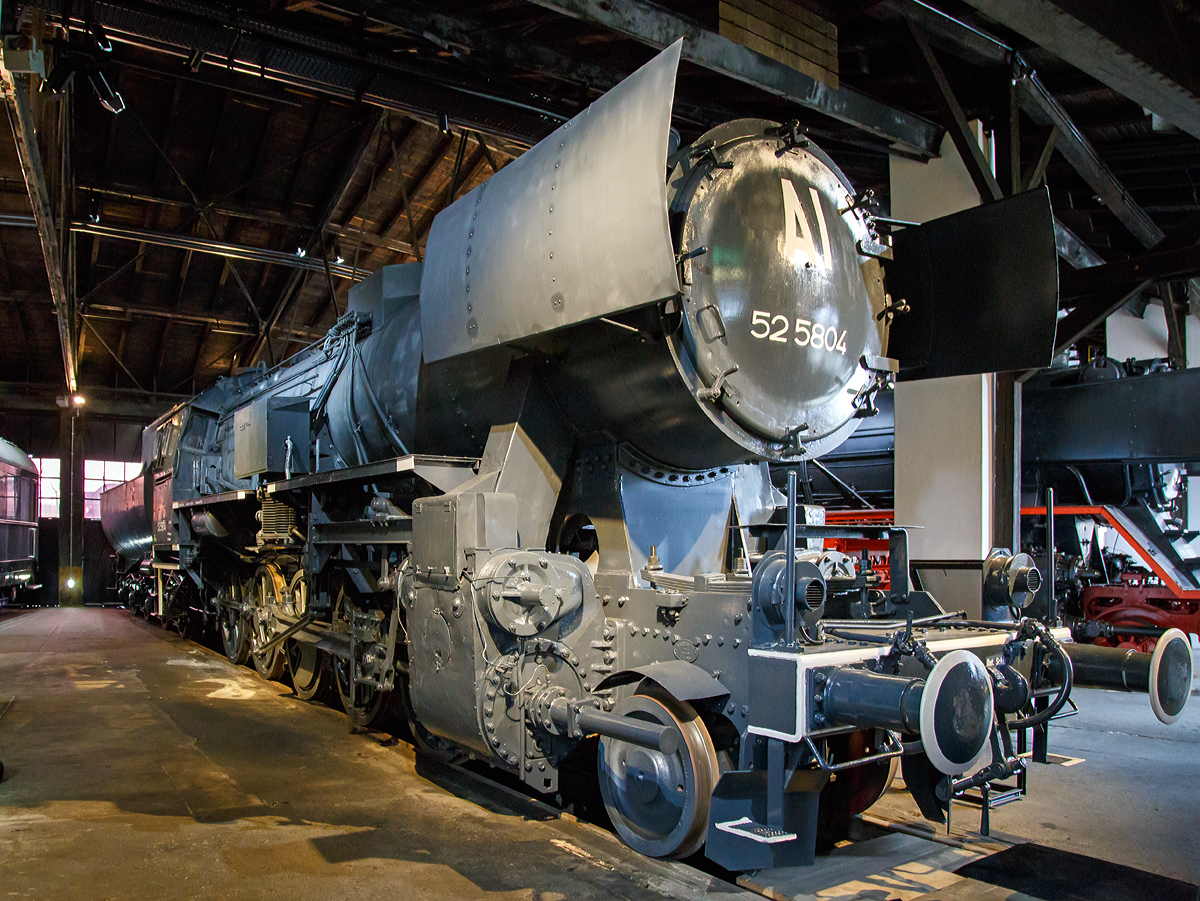 
Die AI 52 5804, ex �BB 52.5804, ex DRG 52 5804, am 27.03.2016 Deutschen Dampflokomotiv-Museum in Neuenmarkt-Wirsberg. 

Die BR 52 war auch die erste Kriegslokomotive KDL 1, und hier wird sie auch in der Kriegsfarbgebung gezeigt, auff�llig sind auch die Vorstellblenden vor den Lampen zur Verdunkelung. Hauptsache unsichtbar! Denn Bombenflieger zielten auf alles Helle. Schutz bot diese Verdunkelung.

Die Lok wurde 1943 von F. Schichau, Maschinen- und Lokomotivfabrik in Elbing / Ostpreu�en (heute das polnische Elbląg) unter der Fabriknummer 4101 gebaut und wurde im Januar 1944 an die DRG geliefert. Ein paar Tage blieb sie in Ostpreu�en Bw Allenstein und im Februar kam sie zur Wehrmachtsverkehrsdirektion Italien, so gelangte sie dann nach �sterreich und verblieb nach dem Krieg dort und wurde sp�ter zur �BB 52.5804. Nach der Ausmusterung kam sie dann 1975 zum Deutschen Dampflokomotiv Museum in Neuenmarkt.

