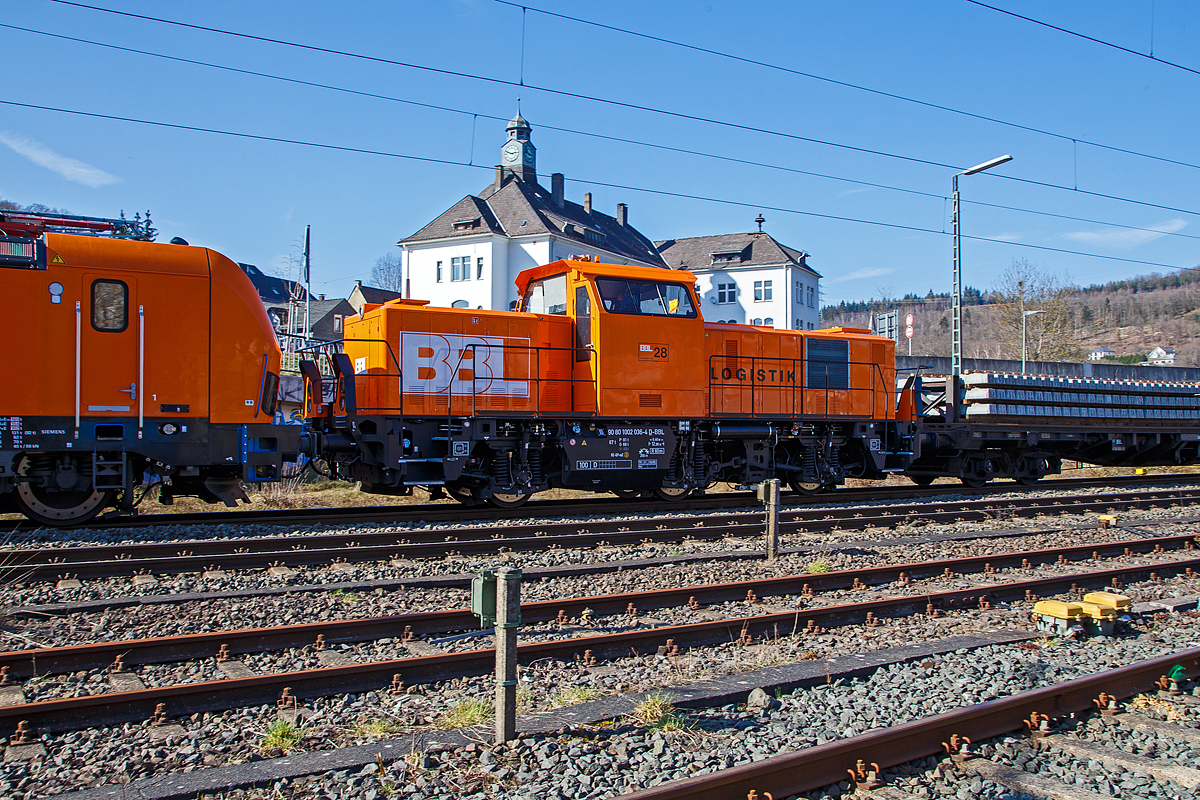 Die Alstom H3-Hybrid BBL 28 (90 80 1002 036-4 D-BBL) der BBL Logistik GmbH (Hannover), eingereiht hinter der „Smartron“ 192 008-1 (91 80 6192 008-1 D-BBL)  und einem Schwellenzug (Schwellen- bzw. Oberbauwagen der Gattung Slps) am 24.03.2021 die der Zugdurchfahrt in Niederschelden in Richtung Köln.

Die Alstom H3-Hybrid wurde 2020 von ALSTOM Lokomotiven Service GmbH in Stendal unter der Fabriknummer H3-00036 gebaut und an die BBL Logistik geliefert. 

Die Alstom H3-Hybrid wird in vier Varianten angeboten, in welcher diese ist kann ich nicht sagen.
Die Varianten sind:
Ein Dieselmotor mit einem 1000-kW-Generator:
Hybrid-Variante mit Dieselmotor,  350-kW-Generator  und Batterie;
zwei Dieselmotoren mit zwei 350-kW-Generatoren und 
Akkulok mit 600 kW Leistung.

Die Alstom Prima H3, auch als Prima H3 oder Alstom H3 bezeichnet, ist eine von ALSTOM Stendal entwickelte Rangier-Hybridlokomotive. Die H3 ist für den Rangierdienst sowie den leichten Streckendienst ausgelegt. Das Fahrzeug besitzt einen Mittelführerstand und drei einzeln gelagerte Achsen, von denen jede durch einen asynchronen Fahrmotor einzeln angetrieben wird. Die Achsen sind als hydraulische Radsatzkopplung mit passiver Radialeinstellung ausgelegt. Durch Eindrehen der ersten Achse im Gleisbogen dreht sich die dritte Achse ebenfalls ein, sodass das Fahrzeug reibungsarm sehr kleine Gleisbögen durchfahren kann. Somit werden Geräuschemissionen reduziert und die Infrastruktur des Streckennetzes geschont. Durch diese hydraulische Lösung werden keine elektrischen Sensoren zur Messung benötigt, um auf Basis des Messwertes die andere Achse des Fahrzeuges entsprechend einzudrehen. Die Fahrzeugplattform wurde durch ALSTOM Stendal vollständig neu entwickelt.

TECHNISCHE DATEN:
Spurweite:  1.435 mm
Achsformel: A’AA’
Länge: 12.800 mm
Achsenabstand: 6.400 mm (2 x 3.200 mm)
Raddurchmesser: 1.000 mm (neu) / 920 mm (abgenutzt)
Breite: 3.080 mm
Dienstgewicht: 67 t
Höchstgeschwindigkeit: 100 km/h
Kleinster befahrbarer Gleisbogen: R  60 m
Bremse: KE-GP-mZ (D)