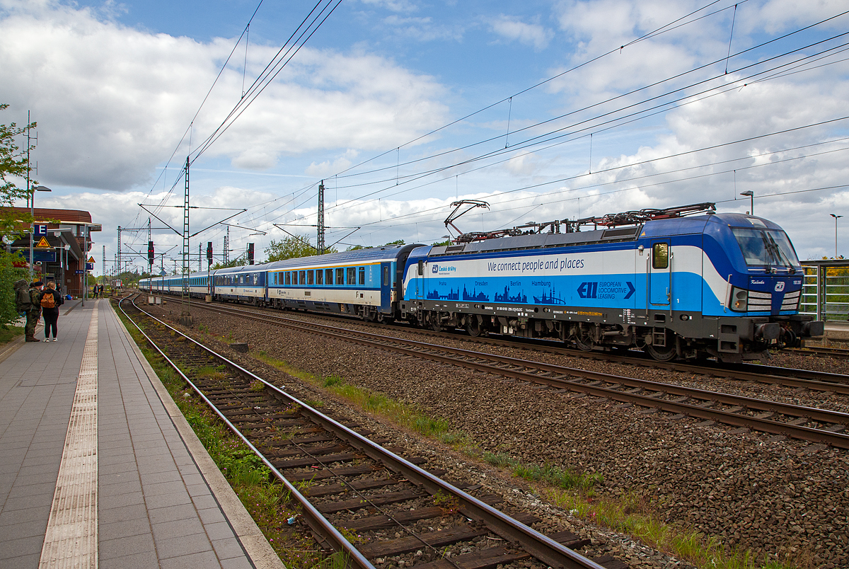 Die an die ČD - Česk� dr�hy a.s. (Praha / Prag) vermietete Siemens Vectron MS der ELL - European Locomotive Leasing (Wien)  193 295  Kačenka  (91 80 6193 295-3 D-ELOC) rauscht am 14.05.2022, mit einer leeren IC/EC-Garnitur aus Richtung Hamburg kommend, durch den Bahnhof B�chen in Richtung Osten.

Die Siemens Vectron MS wurde 2017 von Siemens Mobilitiy in M�nchen-Allach unter der Fabriknummer 22235 gebaut und an die ELL, den Vectron Kunden, geliefert. 