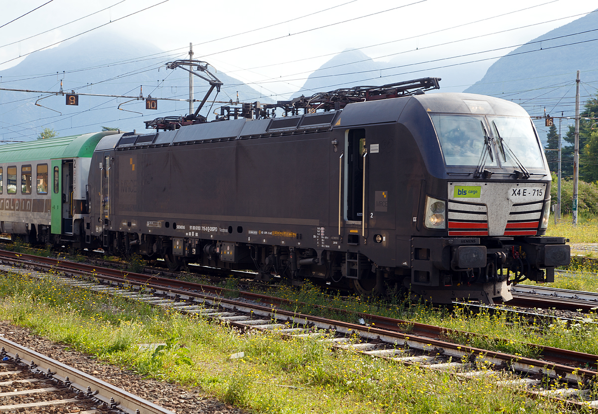 Die an die BLS Cargo AG vermietete X 4 E – 715 / 193 715-0  (91 80 6193 715-0 D-DISPO) der MRCE Dispolok GmbH (München) steht am 12.07.2022, mit einem RAlpin-ROLA-Zug nach Novara, beim Bahnhof Domodossola. 

Die Siemens Vectron MS wurde 2019 von Siemens Mobilitiy in München-Allach unter der Fabriknummer 22584 gebaut. Die Vectron Lokomotive ist als MS – Lokomotive (Mehrsystemlok) mit 6.400 kW konzipiert und für 160 km/h zugelassen für Deutschland, Österreich, Schweiz, Italien und die Niederlande (D/A/CH/I/NL).