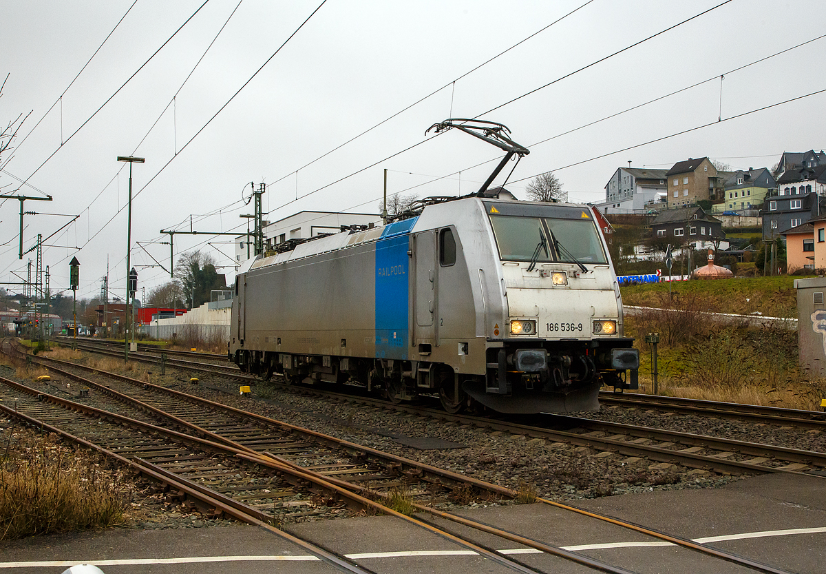 Die an die Crossrail Benelux N.V. vermietete 186 536-9 (91 80 6186 536-9 D-Rpool) der Railpool GmbH (München) fährt am 25.01.2022 als Lz durch Niederschelden in Richtung Siegen.

Die Bombardier TRAXX F140 MS(2E) wurde 2017 von Bombardier in Kassel unter der Fabriknummer 35351 gebaut und an die Railpool ausgeliefert. Die Multisystemlokomotive hat die Zulassungen bzw. besitzt die Länderpakete für Deutschland, Österreich, Polen, Tschechien, Slowakei und Ungarn (D/A/PL/CZ/SK/H).
