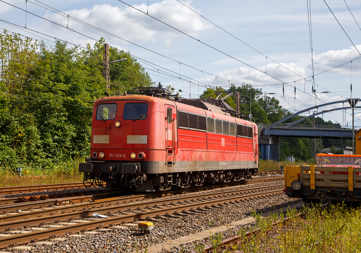 Die an die DB Cargo AG vermietete Railpool 151 109-6 (91 80 6151 109-6 D-Rpool) fährt am 24.08.2021 als Lz vom Rbf Kreuztal in die Abstellgruppe.

Die Lok wurde 1975 bei Henschel in Kassel unter der Fabriknummer 31885 gebaut. 