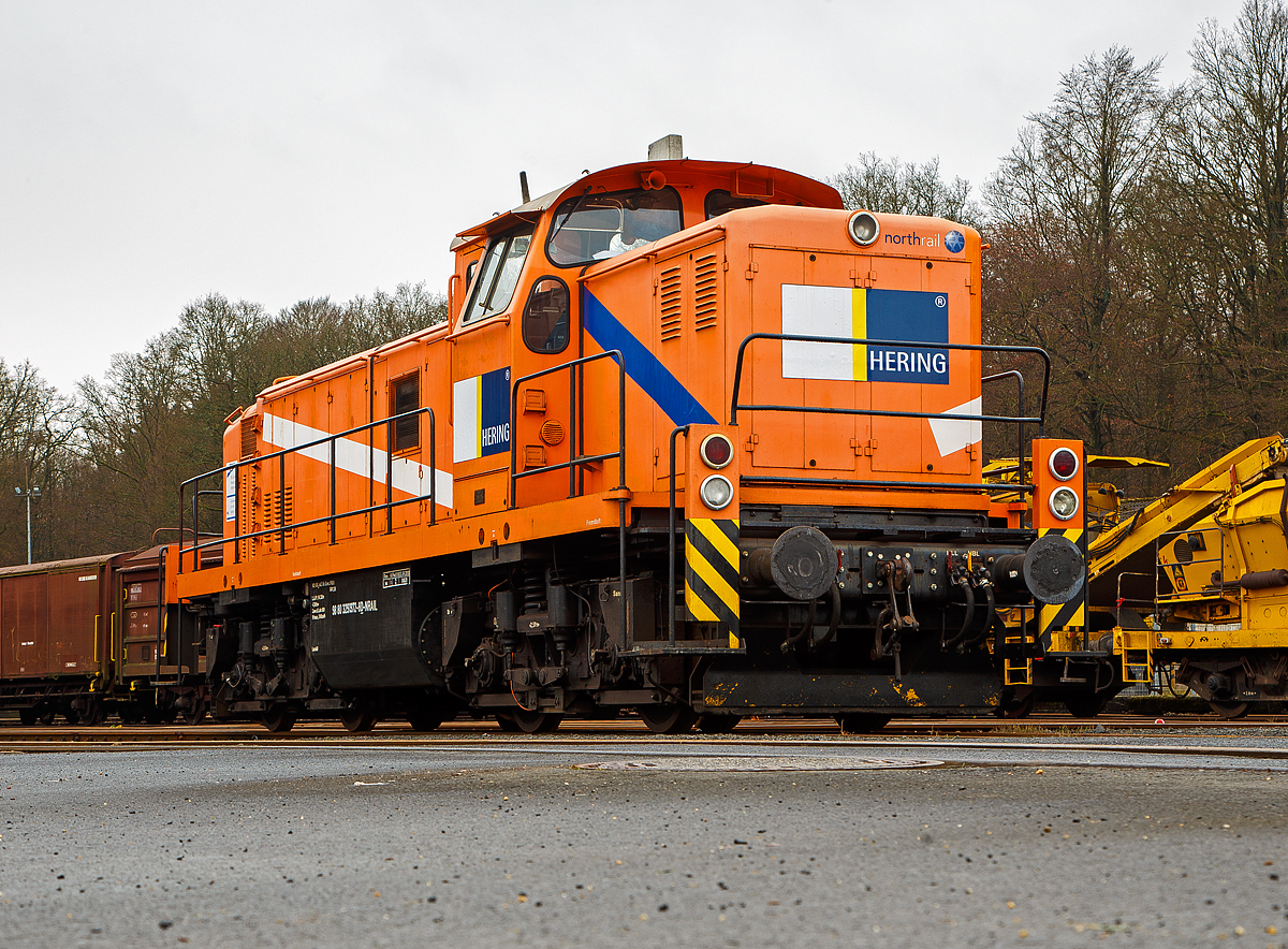 Die an die HERING Bahnbau (Burbach) vermietete 291 972-8 (98 80 3291 972-8 D-NRAIL) eine Sonderbauart MaK G 1600 BB der Northrail (Hamburg) ist am 20.12.2020 auf dem Betriebshof der Westerwaldbahn (WEBA) auf der Bindweide bei Steinebach/Sieg.

Die MaK G1600 BB der Sonderbauart wurde 1971 von MaK Maschinenbau GmbH im Werk MaK-Kiel-Friedrichsort unter der Fabriknummer 1000516 für die Bayerische Braunkohlen-Industrie AG (BBI AG) in Schwandorf gebaut und als M 19 geliefert.
Die BBI AG hatte eine eigene Werksbahn womit die Braunkohle vom Abbau bei Wackersdorf ins sieben Kilometer entfernte Kohlekraftwerk Schwandorf transportiert wurde. Im Jahr 1981 wurden hier täglich zwischen 20.000 und 25.000 Tonnen Kohle verfeuert.
Weiterer Lebenslauf der 291 972-8:
1982 ging die BBI AG in die Bayernwerk AG (BAG) über
1986 	Ausbau der Hagenuk Dampfheizkesselanlage
2000 Bayernwerk wurde nun e.on Kraftwerke GmbH
2002 wurde die Lok an die OHE - Osthannoversche Eisenbahnen AG, in Celle verkauft und fuhr nun als OHE 120076. 
2007 erhielt die NVR-Nummer 98 80 3291 972-8 D-OHE
2011 ging die Lok an die northrail GmbH in Hamburg, wo sie seitdem als Mietlok unter der UIC-Nummer 98 80 3291 972-8 D-NTS fährt

Technik:
Die MaK G 1600 BB ist eine dieselhydraulische Lokomotive, von denen 16 Stück (mit 1.600 PS), sowie 3 Stück in Sonderbauart (mit 1.000 PS), zwischen 1971 und 1979 von der Firma MaK Maschinenbau GmbH, Werk MaK-Kiel-Friedrichsort, gebaut wurden. Zu der Sonderbauart gehört auch diese Lok hier.

Analog zur G 1300 BB wurde auch aus der an die DB gelieferten V 90 eine Privatbahnversion entwickelt, die in fünf Exemplaren als V 90 P gebaut wurde und im Wesentlich der DB-Variante entsprach, jedoch einen hauseigenen Motor erhielt. Nachdem sich jedoch weniger die Privatbahnen als vielmehr die DB selbst für diese Loks interessierten, entstand bei MaK eine weitere Variante der V 90, die spezieller auf die Bedürfnisse der Privatbahnen abzielte und z.B. eine 24V-Elektrik erhielt. Diese unterscheidet sich auch deutlich in ihren Hauptabmessungen von den DB-Maschinen. Ein wenig sieht man der Lok die Verwandschaft mit der V 90 an.

Der eingebaute Achtzylinder-Motor des Typs MaK 8M282AK leistet 1.180 kW (1.600 PS) bei 1.000 U/min, die Lok erreicht je nach Getriebeeinstellung eine Höchstgeschwindigkeit von 44 bis 80 km/h. Das Dienstgewicht liegt je nach Ausrüstung zwischen 80 und 104 Tonnen. Bei den Lokomotiven mit einer Höchstgeschwindigkeit von 44 km/h entfällt der Streckengang.

Sonderbauart der MaK  G 1600 BB (wie diese Lok):
Für den Einsatz vor Kohlezügen in Tagebauen benötigte die Bayerische Braunkohlen-Industrie (BBI) Loks mit eingebauter Dampfheizung. Eine Leistung von 1.100 PS wurde dabei als ausreichend erachtet.
So wurden 1971 und 1972 von MaK für die BBI 3 Lokomotiven in Sonderbauart gebaut. Um ausreichend Platz für den Hagenuk Dampfheizkesselanlage  zu haben, wurden Fahrwerk und Aufbauten von der G 1600 BB übernommen. Die Antriebstechnik wurde der G 1100 BB, einem Sechszylinder-MaK-Dieselmotor mit Turbolader und Ladeluftkühlung vom Typ 6M282 AK mit 1.100 PS) übernommen. Der zusätzlich gewonnene Platz, durch Verlagerung des Druckluftgerüstes unter das Führerhaus, konnte für den Einbau des Heizkessels genutzt werden, welcher mittlerweile entfernt worden ist. Äußerlich waren die Loks an dem zweiten Auspuff (für die Dampfheizkesselanlage) auf der Führerhausrückseite und dem kleineren Kühler, der der geringeren Leistung angepasst wurde erkennbar.  Die Loks wurden vom Hersteller verwirrenderweise ebenfalls als G 1600 BB bezeichnet. Da der Dampfheizung ausgebaut wurde, entfiel auch der zweite Auspuff.

.TECHNISCHE DATEN der G1600 BB in Sonderbauart:
Gebaute Stückzahl: 3  (und 16 Standardloks)
Spurweite: 1.435 mm (Normalspur)
Achsformel: B'B'
Länge über Puffer: 14.320 mm
Drehzapfenabstand: 7.000 mm
Achsstand im Drehgestell: 2.500 mm
Treibraddurchmesser: 	1.100 mm (neu)
Höhe: 4.200 mm
Dienstgewicht: 80 t
Radsatzfahrmasse: 20 t 
Kleinster bef. Halbmesser: 	60 m
Höchstgeschwindigkeit: 48 km/h (Rangiergang) / 74 km/h (Schnellgang)
Dieselmotor:  MaK 6-Zylinder Reihenmotor mit Abgasturbolader und Ladeluftkühlung vom Typ vom Typ 6M282 AK
Installierte Leistung: 809 kW (1.100 PS)
Nenndrehzahl: 1.000 U/min
Anfahrzugkraft: 265kN 
Tankvolumen: 3.500 l
Funkfernsteuerung: Theimeg EC/LO
Bremse: KE-GP2mZ

Quellen: Northrail, loks-aus-kiel.de, wikipedia.org
