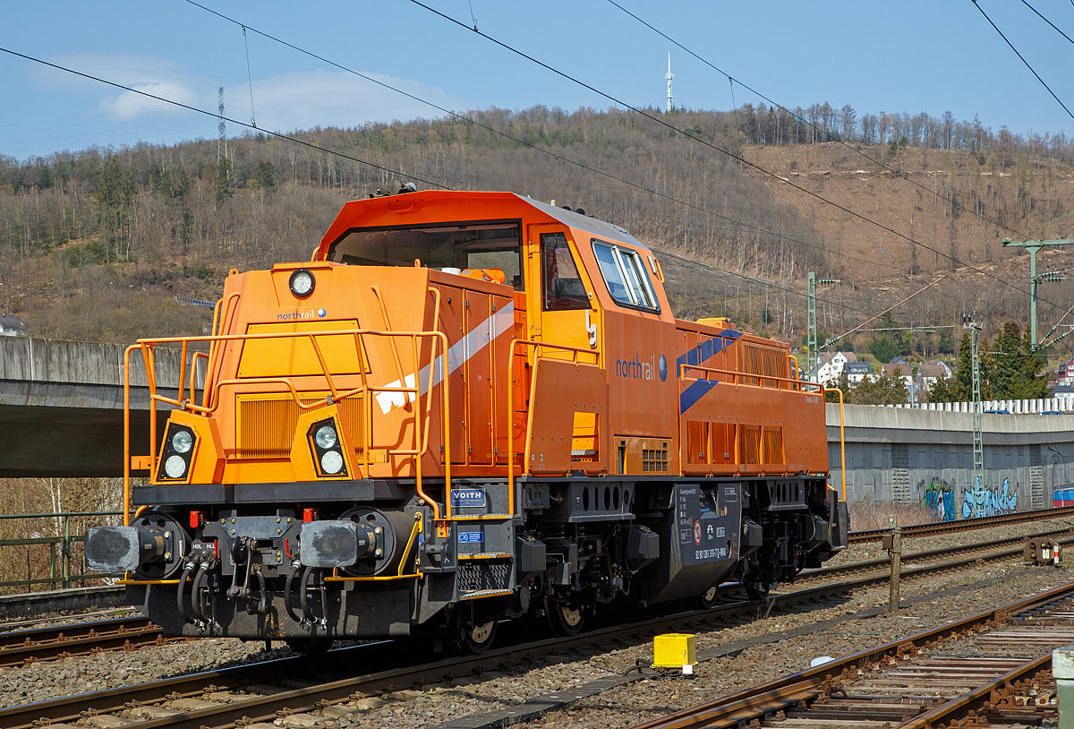 Die an die Hering Bahnbau vermietete 261 310-7  Emma  (92 80 1261 310-7 D-NRAIL), eine Voith Gravita 10 BB der northrail GmbH, fährt am 01.04.2021 als Lz bei Niederschelden über die Siegstrecke in Richtung Siegen.

Die Gravita 10 BB wurde 2012 Voith in Kiel unter der Fabriknummer L04-10011 gebaut. 