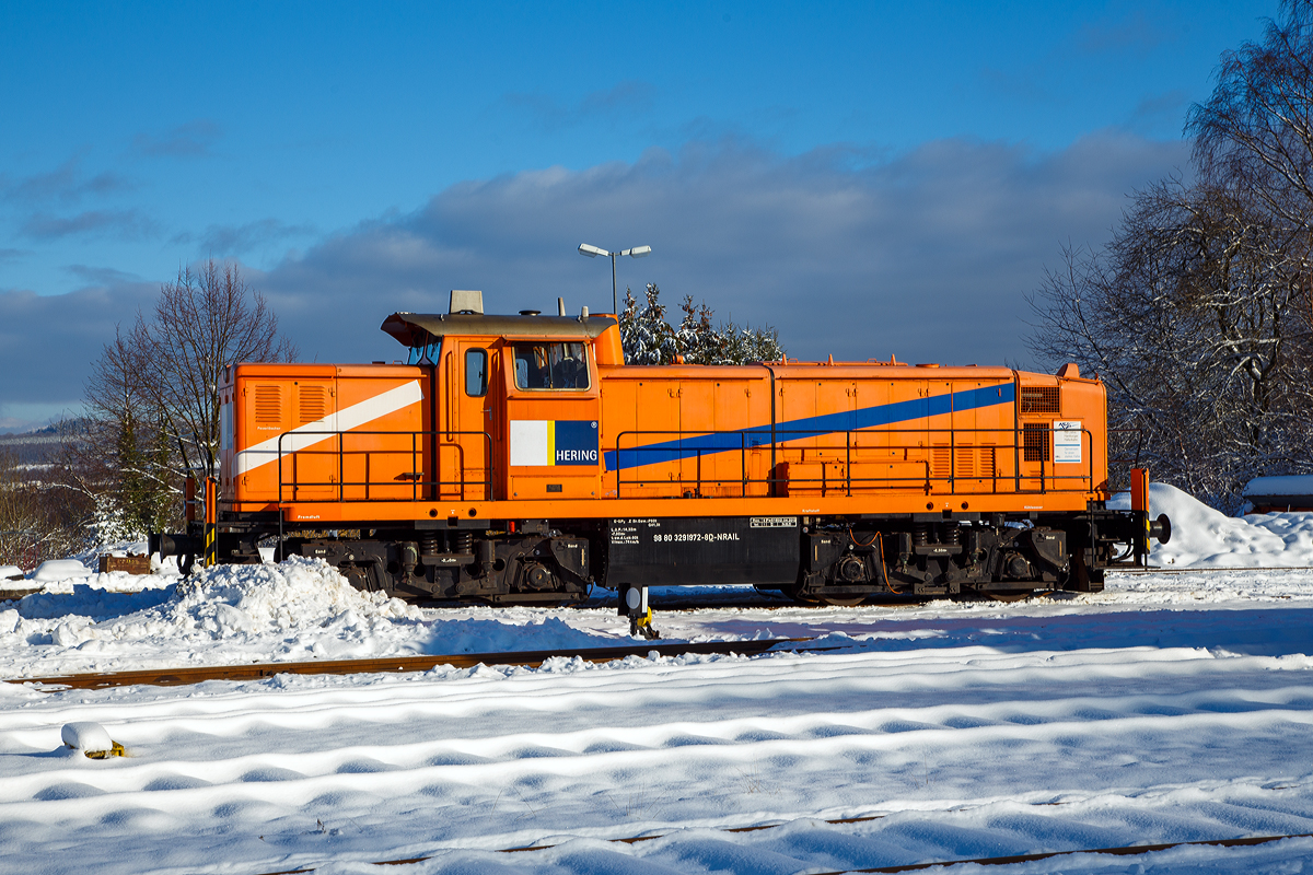 Die an die Hering Bau GmbH & Co. KG (Burbach) vermietete 291 972-8 (98 80 3291 972-8 D-NRAIL) eine Sonderbauart MaK G 1600 BB der Northrail (Hamburg) ist am 09.01.2021 auf dem Betriebshof der Westerwaldbahn auf der Bindweide bei Steinebach/Sieg.

Die MaK G1600 BB der Sonderbauart wurde 1971 von MaK Maschinenbau GmbH im Werk MaK-Kiel-Friedrichsort unter der Fabriknummer 1000516 für die Bayerische Braunkohlen-Industrie AG (BBI AG) in Schwandorf gebaut und als M 19 geliefert.
Die BBI AG hatte eine eigene Werksbahn womit die Braunkohle vom Abbau bei Wackersdorf ins sieben Kilometer entfernte Kohlekraftwerk Schwandorf transportiert wurde. Im Jahr 1981 wurden hier täglich zwischen 20.000 und 25.000 Tonnen Kohle verfeuert.
Weiterer Lebenslauf der 291 972-8:
1982 ging die BBI AG in die Bayernwerk AG (BAG) über
1986  Ausbau der Hagenuk Dampfheizkesselanlage
2000 Bayernwerk wurde nun e.on Kraftwerke GmbH
2002 wurde die Lok an die OHE - Osthannoversche Eisenbahnen AG, in Celle verkauft und fuhr nun als OHE 120076. 
2007 erhielt die NVR-Nummer 98 80 3291 972-8 D-OHE
2011 ging die Lok an die northrail GmbH in Hamburg, wo sie seitdem als Mietlok unter der UIC-Nummer 98 80 3291 972-8 D-NTS fährt

Technik:
Die MaK G 1600 BB ist eine dieselhydraulische Lokomotive, von denen 16 Stück (mit 1.600 PS), sowie 3 Stück in Sonderbauart (mit 1.000 PS), zwischen 1971 und 1979 von der Firma MaK Maschinenbau GmbH, Werk MaK-Kiel-Friedrichsort, gebaut wurden. Zu der Sonderbauart gehört auch diese Lok hier.

Analog zur G 1300 BB wurde auch aus der an die DB gelieferten V 90 eine Privatbahnversion entwickelt, die in fünf Exemplaren als V 90 P gebaut wurde und im Wesentlich der DB-Variante entsprach, jedoch einen hauseigenen Motor erhielt. Nachdem sich jedoch weniger die Privatbahnen als vielmehr die DB selbst für diese Loks interessierten, entstand bei MaK eine weitere Variante der V 90, die spezieller auf die Bedürfnisse der Privatbahnen abzielte und z.B. eine 24V-Elektrik erhielt. Diese unterscheidet sich auch deutlich in ihren Hauptabmessungen von den DB-Maschinen. Ein wenig sieht man der Lok die Verwandschaft mit der V 90 an.

Der eingebaute Achtzylinder-Motor des Typs MaK 8M282AK leistet 1.180 kW (1.600 PS) bei 1.000 U/min, die Lok erreicht je nach Getriebeeinstellung eine Höchstgeschwindigkeit von 44 bis 80 km/h. Das Dienstgewicht liegt je nach Ausrüstung zwischen 80 und 104 Tonnen. Bei den Lokomotiven mit einer Höchstgeschwindigkeit von 44 km/h entfällt der Streckengang.

Sonderbauart der MaK  G 1600 BB (wie diese Lok):
Für den Einsatz vor Kohlezügen in Tagebauen benötigte die Bayerische Braunkohlen-Industrie (BBI) Loks mit eingebauter Dampfheizung. Eine Leistung von 1.100 PS wurde dabei als ausreichend erachtet.
So wurden 1971 und 1972 von MaK für die BBI 3 Lokomotiven in Sonderbauart gebaut. Um ausreichend Platz für den Hagenuk Dampfheizkesselanlage  zu haben, wurden Fahrwerk und Aufbauten von der G 1600 BB übernommen. Die Antriebstechnik wurde der G 1100 BB, einem Sechszylinder-MaK-Dieselmotor mit Turbolader und Ladeluftkühlung vom Typ 6M282 AK mit 1.100 PS) übernommen. Der zusätzlich gewonnene Platz, durch Verlagerung des Druckluftgerüstes unter das Führerhaus, konnte für den Einbau des Heizkessels genutzt werden, welcher mittlerweile entfernt worden ist. Äußerlich waren die Loks an dem zweiten Auspuff (für die Dampfheizkesselanlage) auf der Führerhausrückseite und dem kleineren Kühler, der der geringeren Leistung angepasst wurde erkennbar.  Die Loks wurden vom Hersteller verwirrenderweise ebenfalls als G 1600 BB bezeichnet. Da der Dampfheizung ausgebaut wurde, entfiel auch der zweite Auspuff.

.TECHNISCHE DATEN der G1600 BB in Sonderbauart:
Gebaute Stückzahl: 3  (und 16 Standardloks)
Spurweite: 1.435 mm (Normalspur)
Achsformel: B'B'
Länge über Puffer: 14.320 mm
Drehzapfenabstand: 7.000 mm
Achsstand im Drehgestell: 2.500 mm
Treibraddurchmesser:  1.100 mm (neu)
Höhe: 4.200 mm
Dienstgewicht: 80 t
Radsatzfahrmasse: 20 t 
Kleinster bef. Halbmesser:  60 m
Höchstgeschwindigkeit: 48 km/h (Rangiergang) / 74 km/h (Schnellgang)
Dieselmotor:  MaK 6-Zylinder Reihenmotor mit Abgasturbolader und Ladeluftkühlung vom Typ vom Typ 6M282 AK
Installierte Leistung: 809 kW (1.100 PS)
Nenndrehzahl: 1.000 U/min
Anfahrzugkraft: 265kN 
Tankvolumen: 3.500 l
Funkfernsteuerung: Theimeg EC/LO
Bremse: KE-GP2mZ

Quellen: Northrail, loks-aus-kiel.de, wikipedia.org
