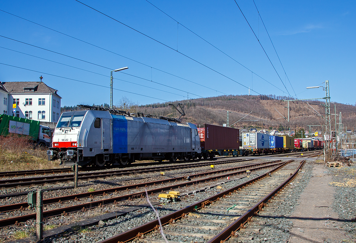Die an die LINEAS Group NV/SA vermietete Railpool 186 492-5 (91 80 6186 492-5 D-Rpool) fährt am 24.03.2021, mit einem KLV-Zug auf der Siegstrecke (KBS 460), durch Niederschelden in Richtung Köln. Die Lineas Group nv/sa (ex B-Logistics, ex B Cargo) ist eine belgische Schienengütergesellschaft.

Die Bombardier TRAXX F140 MS2E wurde 2018 von Bombardier in Kassel unter der Fabriknummer 35522 gebaut und an die Railpool ausgeliefert. Die Multisystemlokomotive hat die Zulassungen bzw. besitzt die Länderpakete für Deutschland, Österreich, Schweiz, Italien, Belgien und die Niederland (D/A/CH/I/B/NL).

