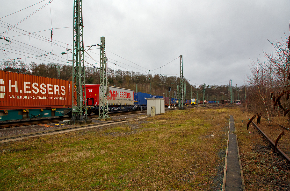 Die an die LINEAS Group NV/SA vermietete E 186 209 (91 88 7186 209-3 B-ATLU) der Alpha Trains Belgium NV/SA, ex Cobra 2817, zieht am 05.01.2022 einen sehr langen KLV-Zug durch Betzdorf/Sieg weiter in Richtung K�ln. W�hrend Abstellbereich vom Rbf ein LINT 41 der HLB steht.

Der Zug sieht hier schon lang aus, aber es folgen nochmal so viele Wagen.

