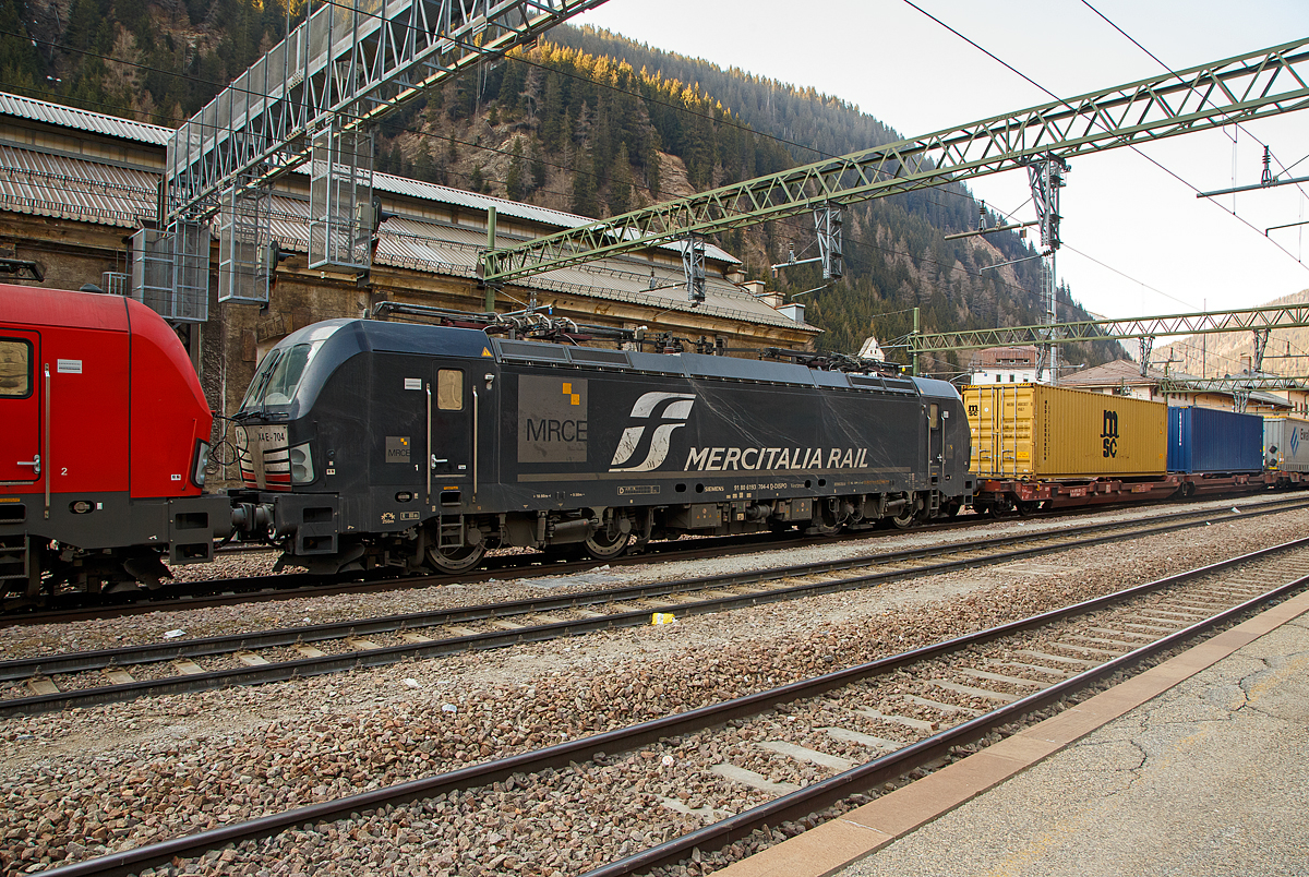Die an die Mercitalia Rail S.r.l. vermietete X4 E – 704 / 193 704 (91 80 6193 704-4 D-DISPO) der MRCE Dispolok GmbH (München), hinter der DB Cargo 193 31, am 27.03.2022 mit einem KLV-Zug aus Österreich kommend im Bahnhof Brenner (Stazione di Brennero). Die Stromabnehmer sind wegen dem Systemwechsel Österreich/Italien noch gesenkt. 

Die Siemens Vectron MS wurde 2018 von Siemens in München-Allach unter der Fabriknummer 22388 gebaut. Diese Vectron Lokomotive ist als MS – Lokomotive (Multisystem-Variante) mit 6.400 kW (160 km/h) konzipiert und zugelassen für Deutschland, Österreich, Schweiz, Italien und Niederlande (D/A/CH/I/NL).
