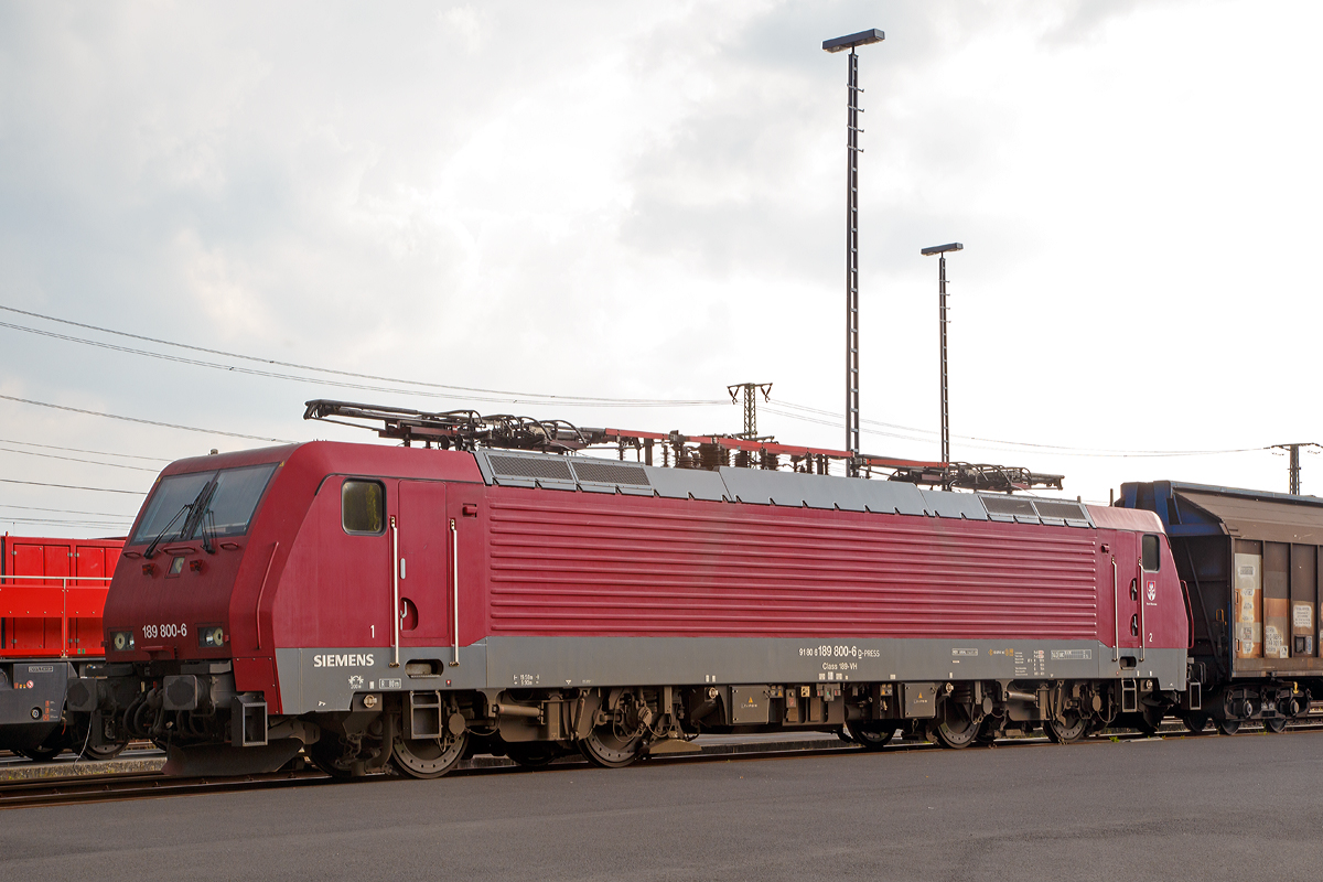 Die an die PRESS (Eisenbahnbau- und Betriebsgesellschaft Pressnitztalbahn mbH) vermietete 189 800 - 6  Meerane  (91 80 6189 800-6 D-PRESS) eine Siemens ES64F4  der MTEG - Muldental Eisenbahnverkehrsgesellschaft mbH ist am 24.05.2015 beim ICE-Bahnhof Montabaur, mit einigen Schiebewandwagen der Gattung Habiins und der LORAM Schienenschleifmaschine RG 48 II der Schweerbau, abgestellt. 

Die Lok wurde 2008 von Siemens unter der Fabriknummer 21608 gebaut und an die MTEG - Muldental Eisenbahnverkehrsgesellschaft mbH (Meerane) geliefert, f�r die sie auch bis 2014 fuhr. Eingestellt ist sie bei der PRESS. Sie hat L�nderpaket VH (Class 189 – VH) und ist f�r Deutschland, �sterreich und Polen zugelassen.

Die Elektrolokomotive ES64F4 ist eine Variante der EuroSprinter-Lokfamilie von Siemens Mobility (vormals Siemens Transportation Systems) mit Vier-Stromsystem-Ausstattung. In Deutschland ist sie vor allem als Baureihe 189 der Deutschen Bahn im Einsatz. Sie ist in allen vier in Europa �blichen Bahnstromsystemen einsetzbar. F�r die verschiedenen Bahngesellschaften k�nnen die jeweils erforderlichen Zugsicherungssystem-Komponenten als „Paket“ installiert werden.

Die Lokomotiven haben eine elektrische Bremse und Scheibenbremsen. Diese sind wegen der vergleichsweise geringen zul�ssigen H�chstgeschwindigkeit von 140 km/h und aus Kostengr�nden als Radscheibenbremsen ausgef�hrt und nicht, wie bei Lokomotiven des Typs ES 64 U2, auf gesonderten Bremswellen angebracht. Die Konstruktion der Lok ist aber so ausgelegt, dass auch eine Version mit einer H�chstgeschwindigkeit von 230 km/h m�glich ist.

Der �lgek�hlte Transformator ist unterflur angeordnet, w�hrend er in der herk�mmlichen Bauweise im Lok-Kasten untergebracht war. Dadurch wurde im Lokkasten ein durchgehender Mittelgang zwischen den F�hrerst�nden erm�glicht. Beiderseits des Mittelgangs befinden sich die Stromrichter-Gestelle. Je ein Stromrichtersatz versorgt die Fahrmotoren eines Drehgestelles. Er besteht aus Gleichrichtern, die die Sekund�rspannung des Transformators zun�chst in Gleichstrom umwandeln, sowie jeweils drei Motorstromrichters�tzen. Zur Gl�ttung der Zwischenkreis-Gleichspannung sind St�tzkondensatoren und Saugkreisdrosseln vorhanden. Die zeitlich versetzt taktenden Motorstromrichter formen den Gleichstrom in Drehstrom um und versorgen die Fahrmotoren einzeln. Dadurch k�nnen diese auch einzeln geregelt und der Reibwert Rad-Schiene optimal ausgenutzt werden.

Beim Betrieb in Gleichstrom-Netzen wird die Fahrleitungsspannung direkt in die Zwischenkreise eingespeist, wobei die Sekund�rwicklungen des Trafos als Netzfilterdrossel genutzt werden.

Die Stromrichter erm�glichen zusammen mit der elektrischen Bremse auch eine Bremsstrom-R�ckspeisung mit einer Bremsleistung von theoretisch 6,4 MW. Die Bremskraft ist aber aus Gr�nden der Entgleisungssicherheit auf 150 kN begrenzt.

Technische Daten:
Spurweite: 1.435 mm (Normalspur)
Achsformel: Bo’Bo’
L�nge �ber Puffer: 19.580 mm
Drehgestellachsstand:  2.900 mm
Dienstgewicht: 87 t
Stundenleitung: 6.400 kW bei 15 kV / 25 kV AC; 6.000 kW bei 3 kV DC und 3.000 kW bis 4.200 kW bei 1,5 kV DC
Anfahrzugkraft: 300 kN
H�chstgeschwindigkeit: 140 km/h
Stromsysteme: 15 kV, 16,7 Hz AC ;  25 kV, 50 Hz AC ; 1,5 kV und 3 kV DC