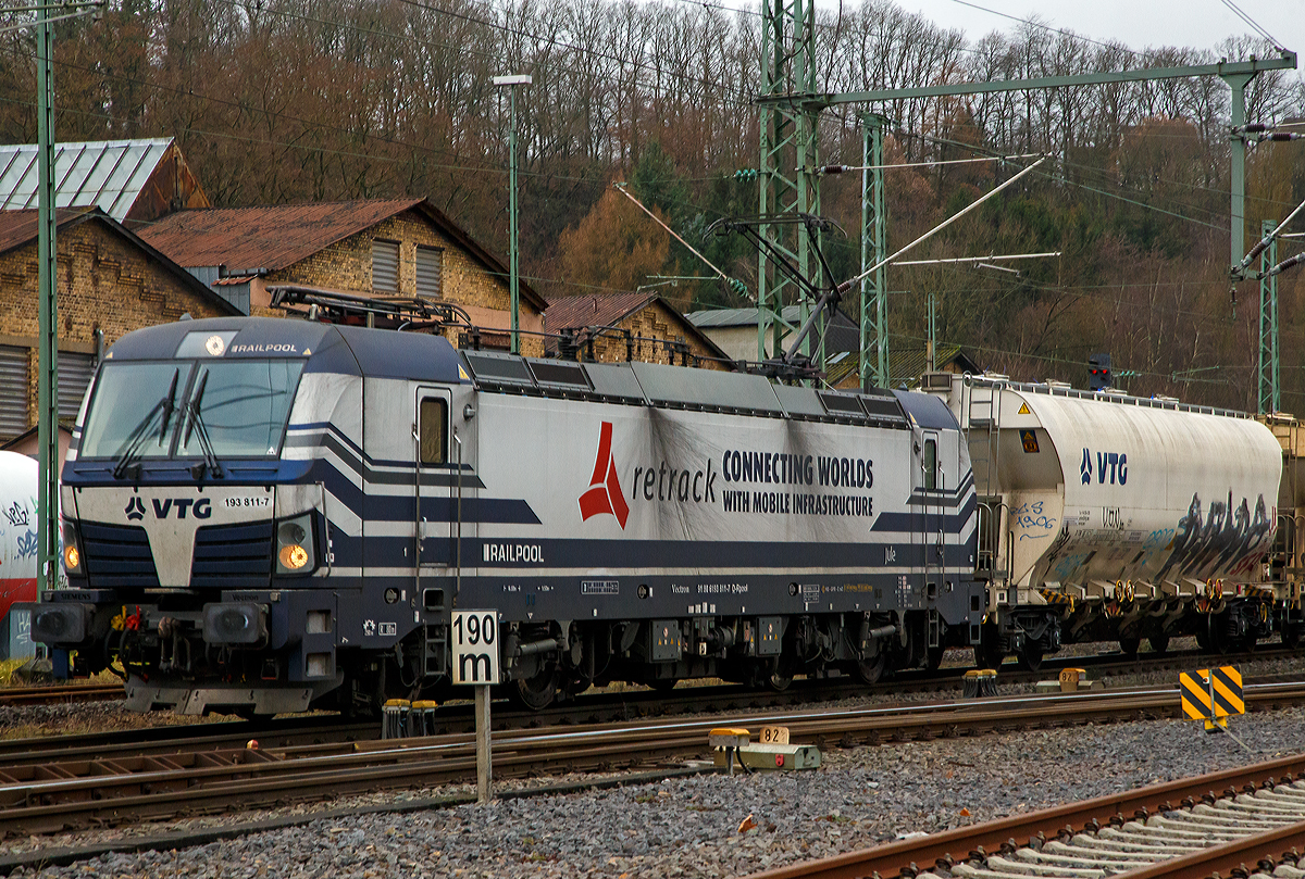 Die an die Retrack (ein Tochterunternehmen der VTG) vermietete Siemens Vectron der Railpool 193 811-7 (91 80 6193 811-7 D-Rpool) „Jule  f�hrt am 05.01.2022 mit einem Zuckerzug (VTG Trichtermittenentladewagen der Gattung Uagnpps) durch Betzdorf (Sieg) in Richtung Siegen.

Die Siemens Vectron AC (200 km/h - 6.4 MW) wurde 2014 von Siemens Mobilitiy in M�nchen-Allach unter der Fabriknummer 21899 gebaut. Die Vectron AC hat eine Leistung von 6,4 MW und ist f�r 200 km/h zugelassen in Deutschland, �sterreich, Ungarn und Rum�nien.

