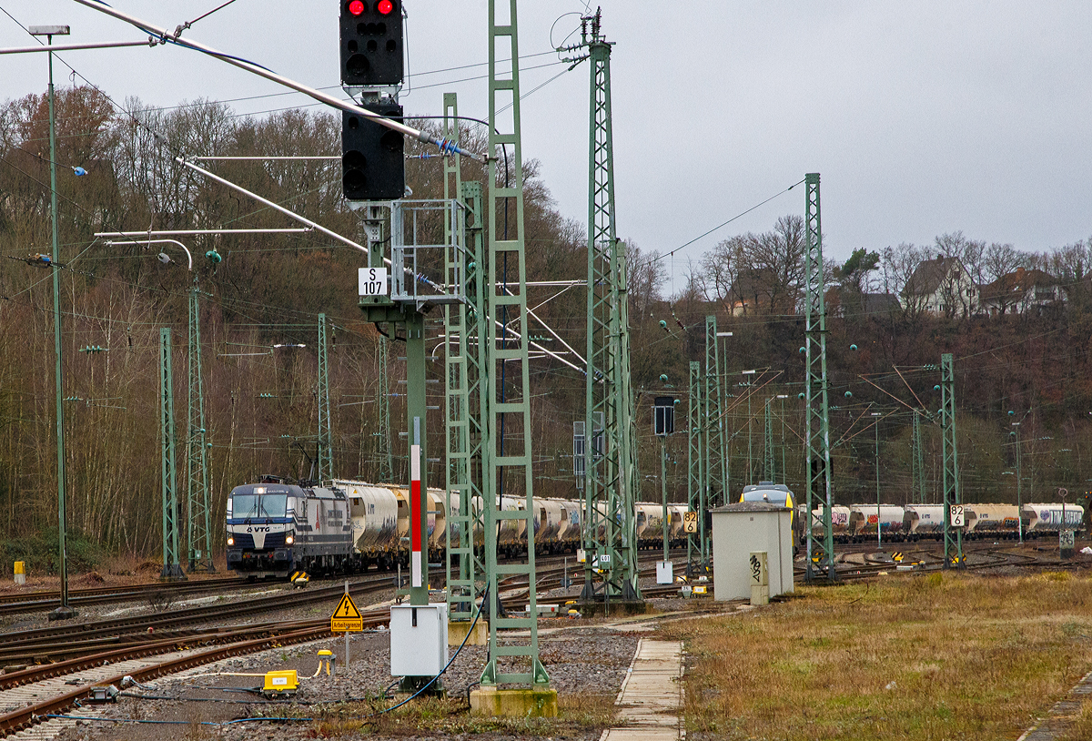 Die an die Retrack (ein Tochterunternehmen der VTG) vermietete Siemens Vectron der Railpool 193 811-7 (91 80 6193 811-7 D-Rpool) „Jule  f�hrt am 05.01.2022 mit einem Zuckerzug (VTG Trichtermittenentladewagen der Gattung Uagnpps) durch Betzdorf (Sieg) in Richtung Siegen.

Die Siemens Vectron AC (200 km/h - 6.4 MW) wurde 2014 von Siemens Mobilitiy in M�nchen-Allach unter der Fabriknummer 21899 gebaut. Die Vectron AC hat eine Leistung von 6,4 MW und ist f�r 200 km/h zugelassen in Deutschland, �sterreich, Ungarn und Rum�nien.
