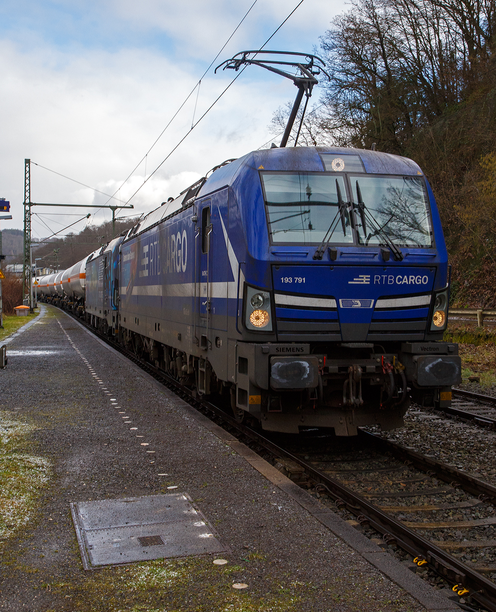 Die an die RTB CARGO GmbH vermietete Siemens Vectron MS der ELL - European Locomotive Leasing (Wien) 193 791 (91 80 6193 791-1 D-ELOC) fährt am 20.01.2022 mit der kalten LTE 193 697-0 (91 80 6193 697-0 D-LTE) und einem Druckgaskesselwagenzug (BUTAN o.ä.) durch Scheuerfeld (Sieg) in Richtung Köln. Leider hatte ich die falsche Gleisseite gewählt.

Vorne die Siemens Vectron MS -193 791 wurde 2018 von Siemens Mobilitiy in München-Allach unter der Fabriknummer 22496 gebaut. Sie hat die Zulassungen für D/A/H/PL/CZ/SK/RO/NL. Hinten die Siemens Vectron MS -193 697 wurde 2020 von Siemens Mobilitiy in München-Allach unter der Fabriknummer 22764 gebaut. Sie ist in der Variante A35 und hat die Zulassungen für D/A/I/H/CZ/PL/SK/HR/SLO/SRB/BG/RO.