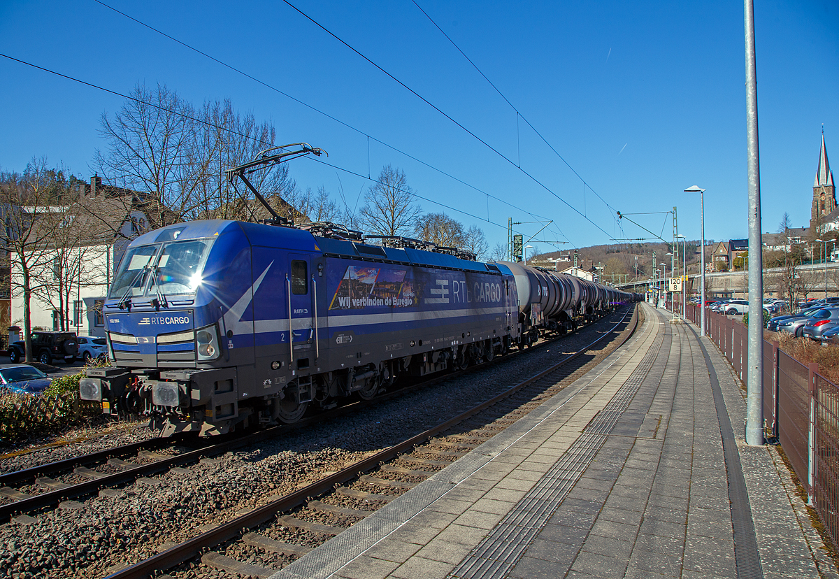 Die an die RTB CARGO vermietete Siemens Vectron MS 193 564 „Wij verbinden de Euregio“ (91 80 6193 564-2 D-ELOC) der ELL Germany GmbH (European Locomotive Leasing) fährt am 18.03.022 mit einem Kesselwagenzug durch Kirchen (Sieg) in Richtung Köln.
 
Die Siemens Vectron MS der Variante A54 - 6.4 MW wurde 2020 von Siemens in München-Allach unter der Fabriknummer 22874  gebaut. Sie hat die Zulassungen für Deutschland, Österreich, Ungarn, Rumänien, Belgien und die Niederlande. Nach meiner Sichtung sind auch Polen, Tschechien und die Slowakei vorgesehen, aber diese (SK/PL/CZ) sind noch durchgestrichen.