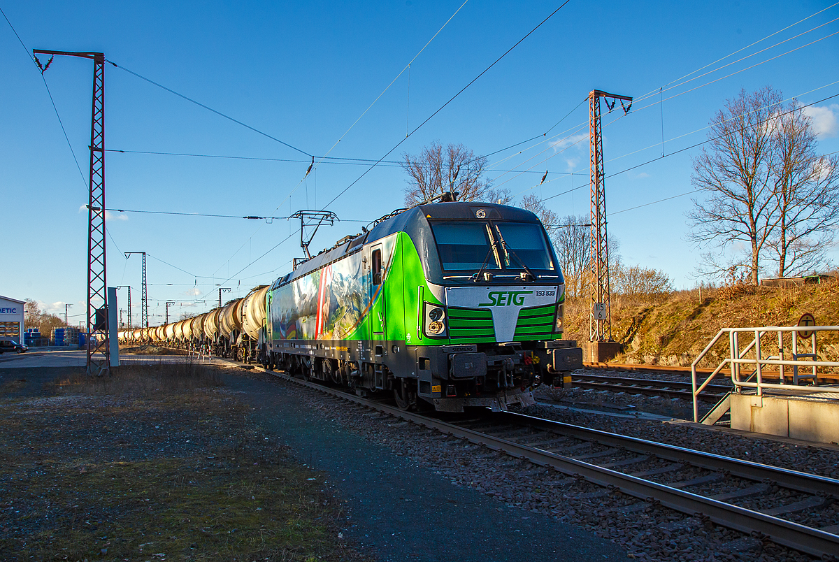 Die an die SETG - Salzburger Eisenbahn TransportLogistik vermietete Vectron193 839-8 (91 80 6193 839-8 D-ELOC) der European Locomotive Leasing, ex Siemens Mobility 91 80 6193 839-8 D-SIEAG, fährt am 27.02.2021, mit einem Kesselwagenzug (Wagen der Gattung Zacns für flüssige Kreide), durch Rudersdorf (Kr. Siegen) über die Dillstrecke (KBS 445) in Richtung Süden.

Die Siemens Vectron MS (mit  6.4 MW Leistung) wurde 2018 von Siemens Mobilitiy in München-Allach unter der Fabriknummer  22449 gebaut. Die Vectron MS hat Zulassungen für Deutschland, Österreich, Ungarn, Tschechien, Slowakei, Polen, Rumänien, Kroatien und Slowenien.
