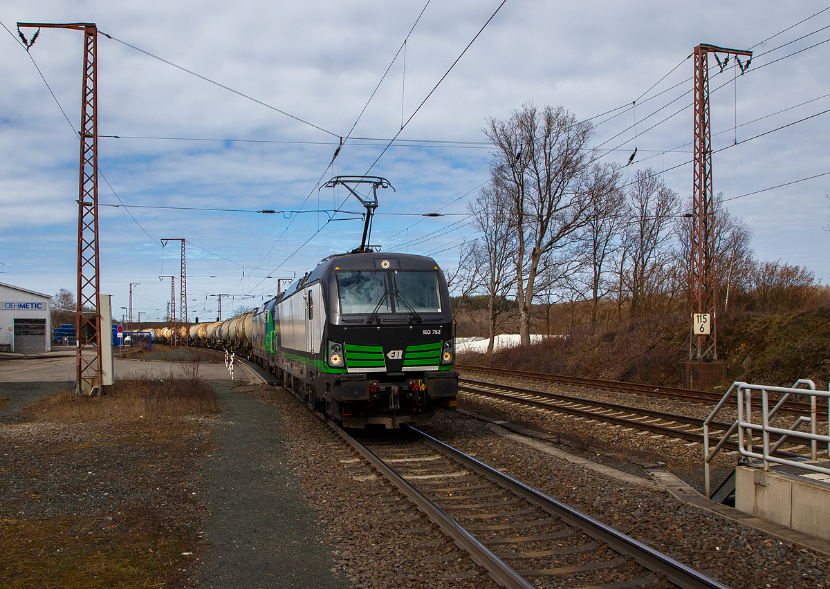 Die an die SETG - Salzburger Eisenbahn TransportLogistik vermietete Vectron MS 193 752 (91 80 6193 752-3 D-ELOC) fährt am 20.03.2021 mit der kalten 193 839-8 (91 80 6193 839-8 D-ELOC) und einem Kesselwagenzug (Wagen der Gattung Zacns für flüssige Kreide), durch Rudersdorf (Kr. Siegen) über die Dillstrecke (KBS 445) in südlicher Richtung.

Beide Loks sind Siemens Vectron MS mit  6.4 MW Leistung wurde von Siemens Mobilitiy in München-Allach gebaut, die 193 752 im Jahr  2019 unter der Fabriknummer 22677 und die 193 839 im Jahr 2018 unter der Fabriknummer  22449. Diese Vectron MS haben Zulassungen für Deutschland, Österreich, Ungarn, Tschechien, Slowakei, Polen, Rumänien, Bulgarien, Kroatien Slowenien und Serbien.
