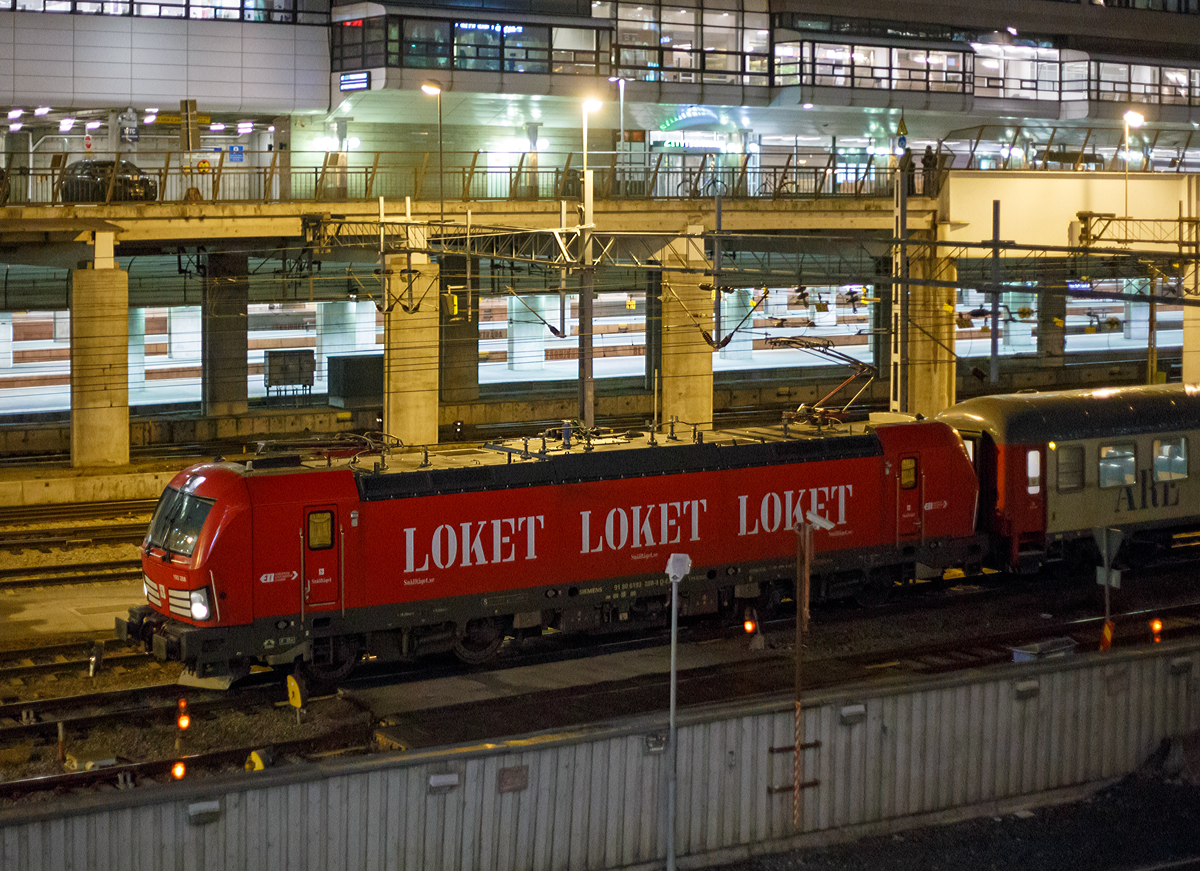 
Die an Sn�llt�get  (ein Unternehmen Transdev Sverige AB) vermietete Siemens Vectron AC 193 288-8 (91 80 6193 288-8 D-ELOC) der ELL - European Locomotive Leasing, verl�sst am Abend des 20.03.2019 mit einem Sn�llt�get  Nachtzug Stockholm Central. Sn�llt�get betreibt u.a. den ”Berlin Night Express” (Berlin- Malm�-Stockholm).

Die Siemens Vectron AC wurde 2018 von Siemens Mobilitiy in M�nchen unter der Fabriknummer 22256 gebaut. Sie hat die Zulassung f�r Schweden und Norwegen.
