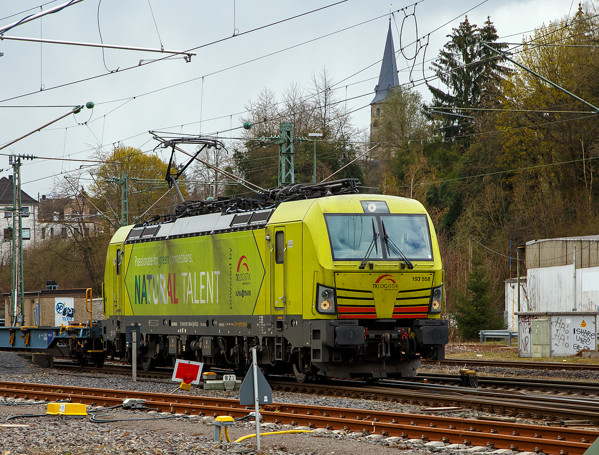 Die an die TX Logistik AG (Troisdorf) vermietete Siemens Vectron MS 193 558 „Natural Talent“ (91 80 6193 558-4 D-ATLU) der Alpha Trains Luxembourg s.�.r.l. (Luxembourg) f�hrt am 30.03.2021 mit einem KLV-Zug durch Betzdorf (Sieg) in Richtung K�ln.

Die Vectron Lokomotive ist als MS – Lokomotive (Mehrsystemlok) mit 6.400 kW konzipiert und zugelassen f�r Deutschland, �sterreich und Italien.

Die TX Logistik AG (TXL) ist ein im Jahr 1999 in Bad Honnef gegr�ndetes Eisenbahnverkehrsunternehmen mit heutigem Sitz in Troisdorf, das heute zur Mercitalia Group geh�rt, die wiederum ein 100 prozentiges Tochterunternehmen der italienischen Staatsbahn Ferrovie dello Stato Italiane FS ist. Mittlerweile geh�rt das Unternehmen mit zu den Gr��ten f�r den Schieneng�terverkehr in Europa.

Das Unternehmen bietet den ganzen Umfang an Schieneng�terverkehr, inklusive Containertransport und kombiniertem Verkehr an. Wichtigste Transportstrecken sind von den H�fen Hamburg, Bremerhaven, Rotterdam und Antwerpen nach S�ddeutschland, Schweiz, �sterreich und Italien. 
