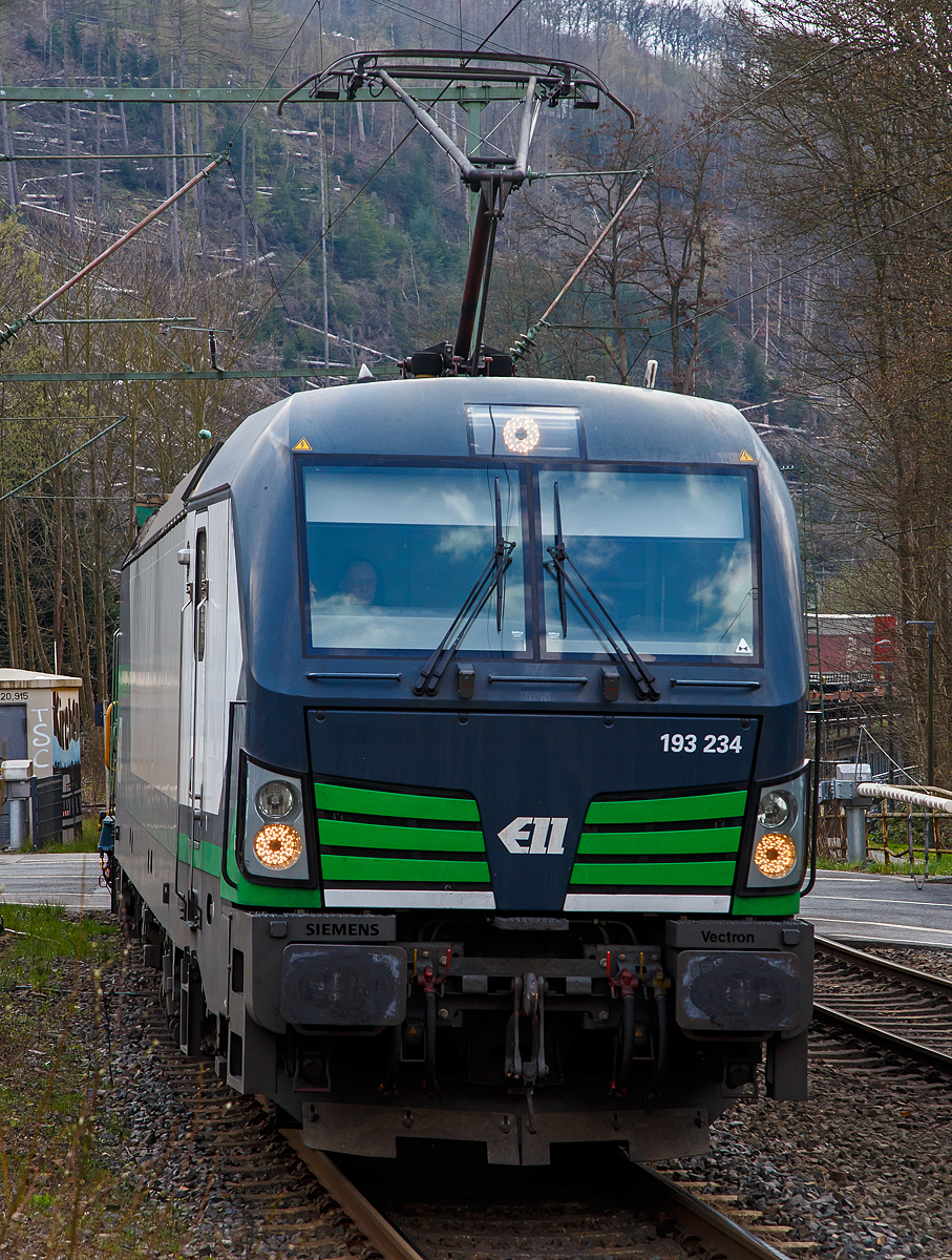 Die an die TX Logistik AG (Troisdorf) vermietete Siemens Vectron AC 193 234 (91 80 6193 234-2 D-ELOC) der European Locomotive Leasing, f�hrt am 20.04.2021 mit einem KLV-Zug durch Kirchen (Sieg) in Richtung Siegen. 

Die Siemens Vectron AC  wurde 2016 von Siemens Mobilitiy in M�nchen-Allach unter der Fabriknummer 21978 gebaut. Diese Vectron Lokomotive ist als AC– Lokomotive (Wechselstrom-Variante) mit 6.400 kW konzipiert und zugelassen f�r Deutschland, �sterreich, Ungarn und Rum�nien (D/A/H/RO).