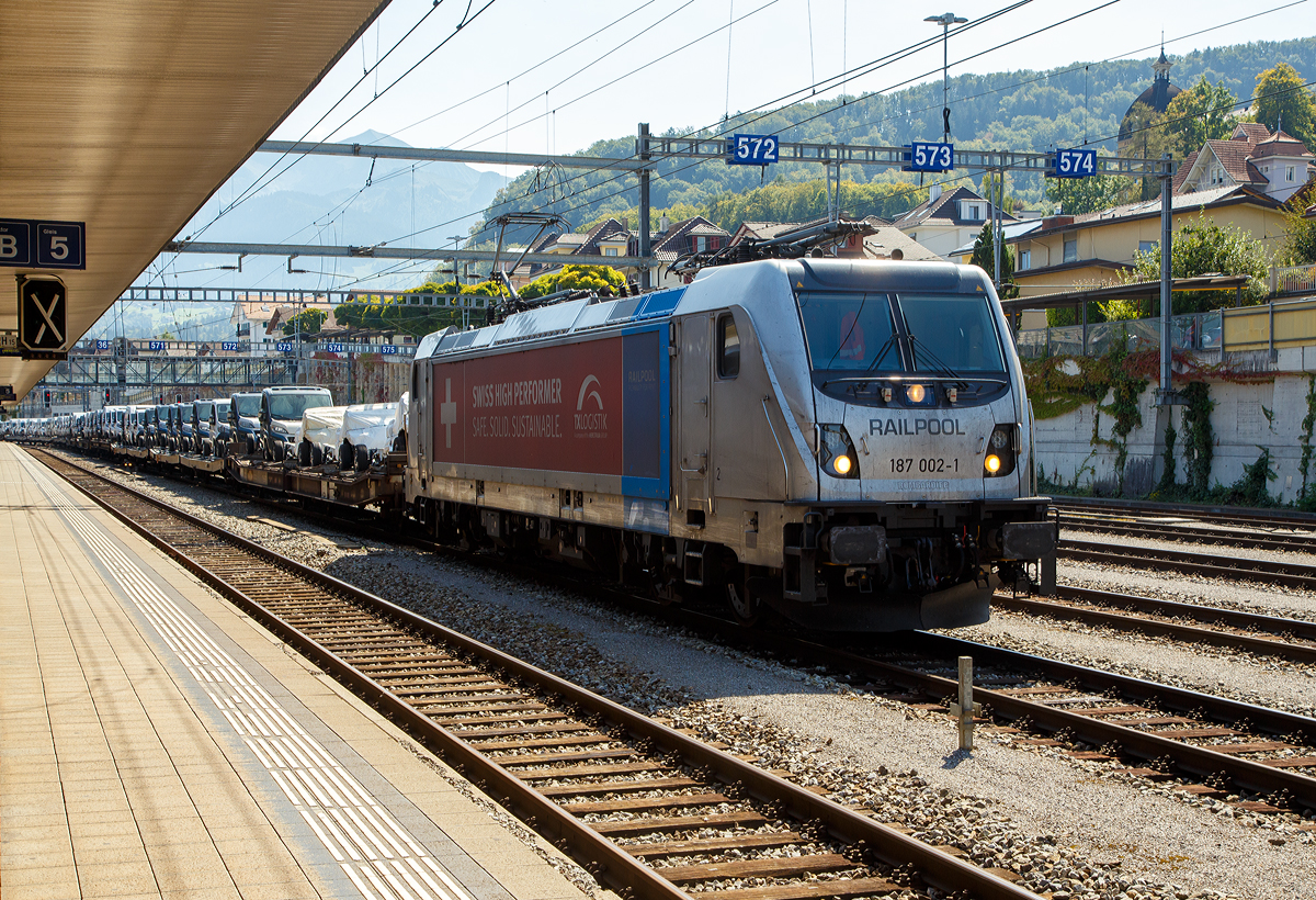 Die an die TX Logistik AG vermietete 187 002-1 (91 80 6187 002-1 D-Rpool, ex 91 80 6187 002-1 D-BTK) der Railpool, eine TRAXX F160 AC3 LM, fährt am 08.09.2021 mit einem Transporter-Zug (Wagen der Gattung Laadrs) durch den Bahnhof Spiez in Richtung Thun. 

Die TRAXX F160 AC3 LM wurde 2012 von Bombardier in Kassel unter der Fabriknummer 34936, als Vorführmaschine, gebaut und war auch von Bombardier als 91 80 6187 002-1 D-BTK eingestellt. Vermutlich 2017/18 erfolgte der Verkauf an die Railpool GmbH. Sie ist für eine Höchstgeschwindigkeit von 160 km/h für D/A/CH zugelassen und hat eine Last-Mile-Diesel Einrichtung. Die Lok trägt die Werbung -Swiss High Performer-, durch die sogenannte Flex-Panels, eine Vorrichtung zum Einspannen von Planen, ist ja das Wechseln von Werbung recht einfach.

