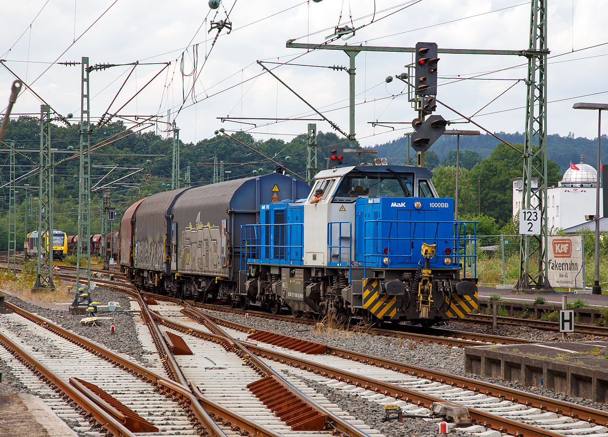 
Die an die WEBA (Westerwaldbahn GmbH) vermietete 271 009-3 (92 80 1271 009 3 D-WLH) der WLH (Westf�lische Lokomotiv-Fabrik Reuschling GmbH & Co. KG, Hattingen), ex CFL Cargo 1104 ( 92 82 0001 104-9 L-CFLCA), rangiert einen �bergabeg�terzug am 27.07.2016 in Betzdorf (Sieg) in den Abstellbereich. 

Die  MaK G 1000 BB wurde 2004 von Vossloh in Kiel unter der Fabriknummer 5001530 gebaut.