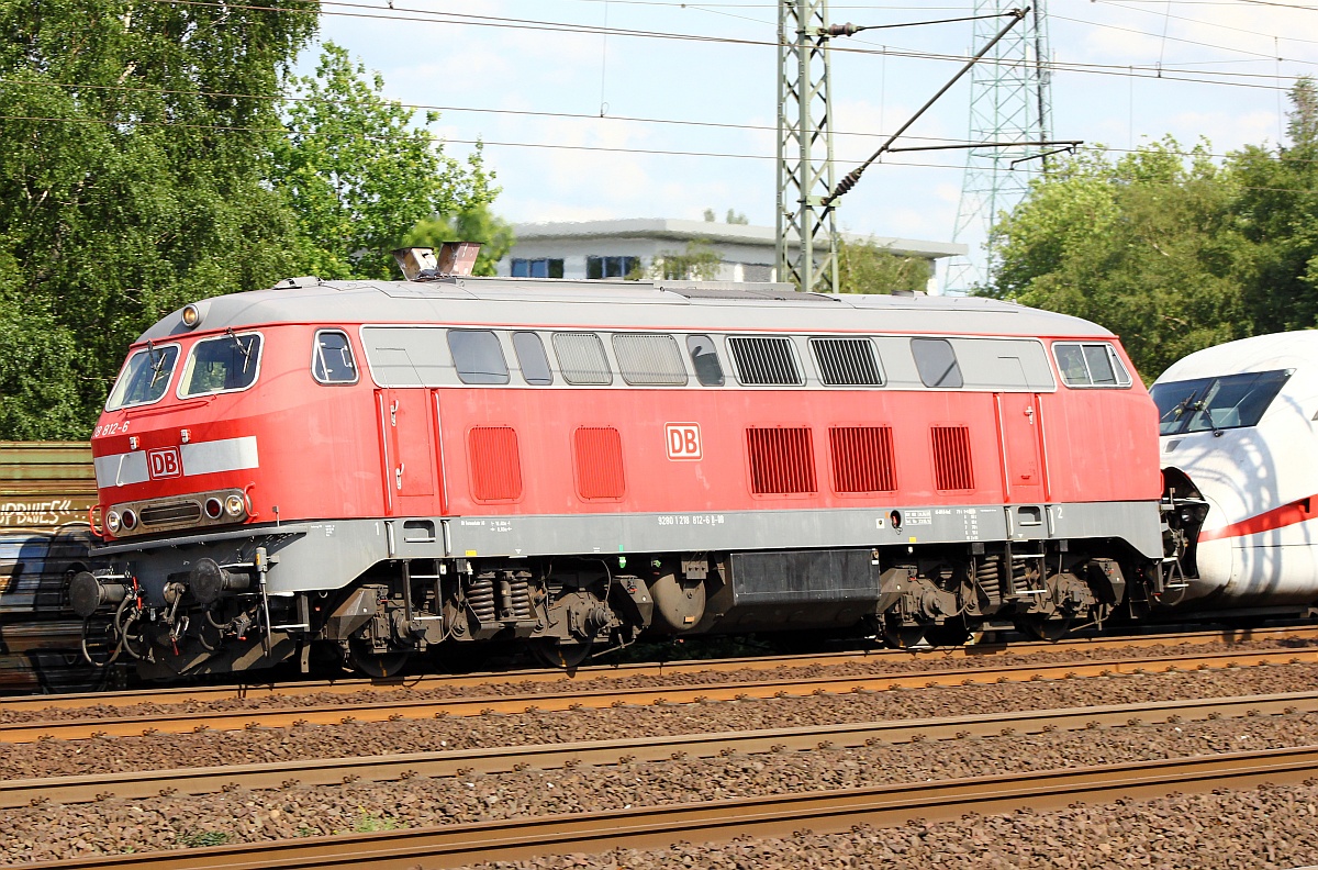 Die Aufnahme des ganzen Zuges mißglückte deswegen nur die Lok mit der ICE  Andeutung ...die Frankfurter 218 812-6(ex 218 188-1) brachte einen gestrandeten ICE 1 nach Hamburg-Eidelstedt. HH-Harburg 06.07.2015