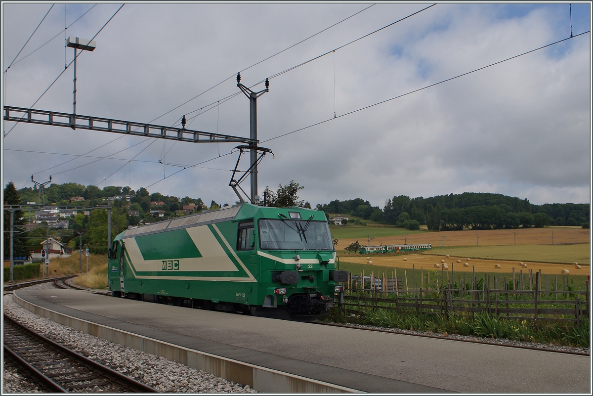 Die BAM Ge 4/4 N� 22 auf der Solo-Fahrt Richtung Bi�re wartet in Yens den Kreuzungszug ab. 3. Juli 2014
