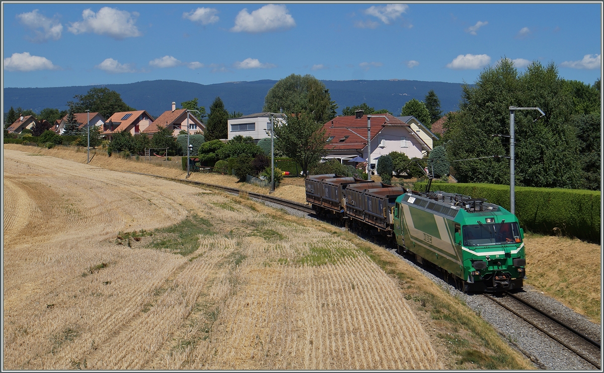 Die BAM Ge 4/4 N° 22 mit einem Güterzug kurz vor Vufflens-le-Château. 
21. Juli 2015