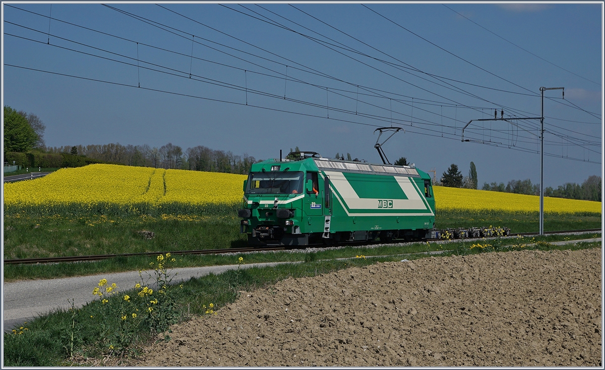Die BAM MBC Ge 4/4 22 mit sechs Rollböcken kurz vor Yens.
11.04.2017 