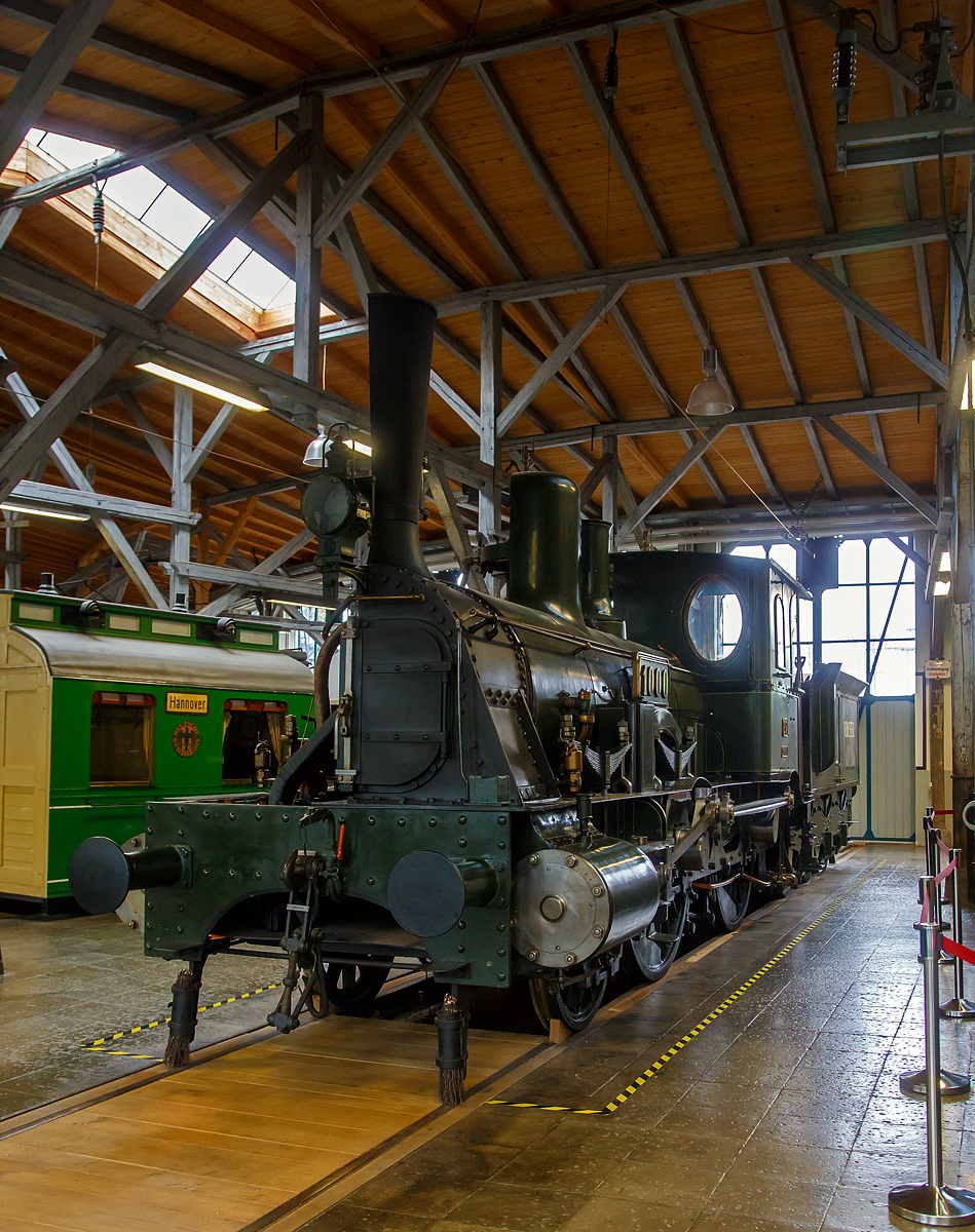 Die Bayerische B IX „1000“, eine von Maffei gebaute Schnellzuglok mit Tender der ehemaligen Königlich Bayerischen Staatseisenbahnen (K.Bay.Sts.B.), das letzte erhaltene Exemplar (der Länge nach aufgeschnitten) am 11.09.2022 in der Lokwelt Freilassing. 

Die Dampflokomotiven der Bauart B IX der Königlich Bayerischen Staatseisenbahnen (K.Bay.Sts.B.) waren die ersten zweifach gekuppelten Schnellzuglokomotiven in Bayern. Die hintere Kuppelachse befand sich unter dem Stehkessel, sodass die überhängenden Massen klein gehalten werden konnten. Daher konnte eine Höchstgeschwindigkeit von 90 km/h zugelassen werden. Die Lok erreichte in der Ebene mit einem 150 Tonnen schweren Zug eine Geschwindigkeit von 70 km/h. Die ansonsten im Stil ihrer Vorgänger gehaltenen Lokomotiven besaßen einen tiefliegenden Kessel, Außenrahmen und Stephensonsteuerung. 

Die Reichsbahn stufte die 1923 noch vorhandenen Maschinen, trotz ihres Treibraddurchmessers von 1.870 mm, nur als Personenzuglokomotive in die Gattung P23.12 ein und sah für sie noch die Betriebsnummern 34 7421–7440  (somit BR 34.74) vor. Die Maschinen, welche zwischen 1874 und 1887 von Maffei in münchen gebaut worden waren, wurden aber noch vor der Umzeichnung bis 1925 ausgemustert. Gekuppelt waren die Lokomotiven mit Schlepptendern der Bauart bay 3 T 10,5.

TECHNISCHE DATEN:
Gebaute Anzahl: 104
Spurweite: 1.435 mm (Normalspur)
Achsfolge: 1B 
Länge über Puffer: 14.000 mm
Dienstgewicht: 33,6 t
Radsatzfahrmasse: 11,0 t
Höchstgeschwindigkeit: 90 km/h
Treibraddurchmesser: 1.870 mm
Laufraddurchmesser vorn: 1.170 mm
Zylinderanzahl: 2
Zylinderdurchmesser: 406 mm
Kolbenhub: 610 mm
Kesselüberdruck: 10 bar
Tender: bay 3 T 10,5
Wasservorrat: 10,5 m³
Lokbremse: Heberlein-Schnellbremse
