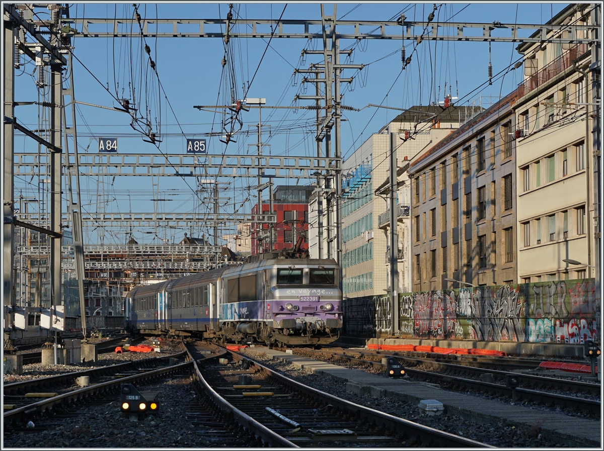 Die BB 22 391 erreicht mit ihrem TER von Lyon ihre Ziel Genève. 

2. August 2021 