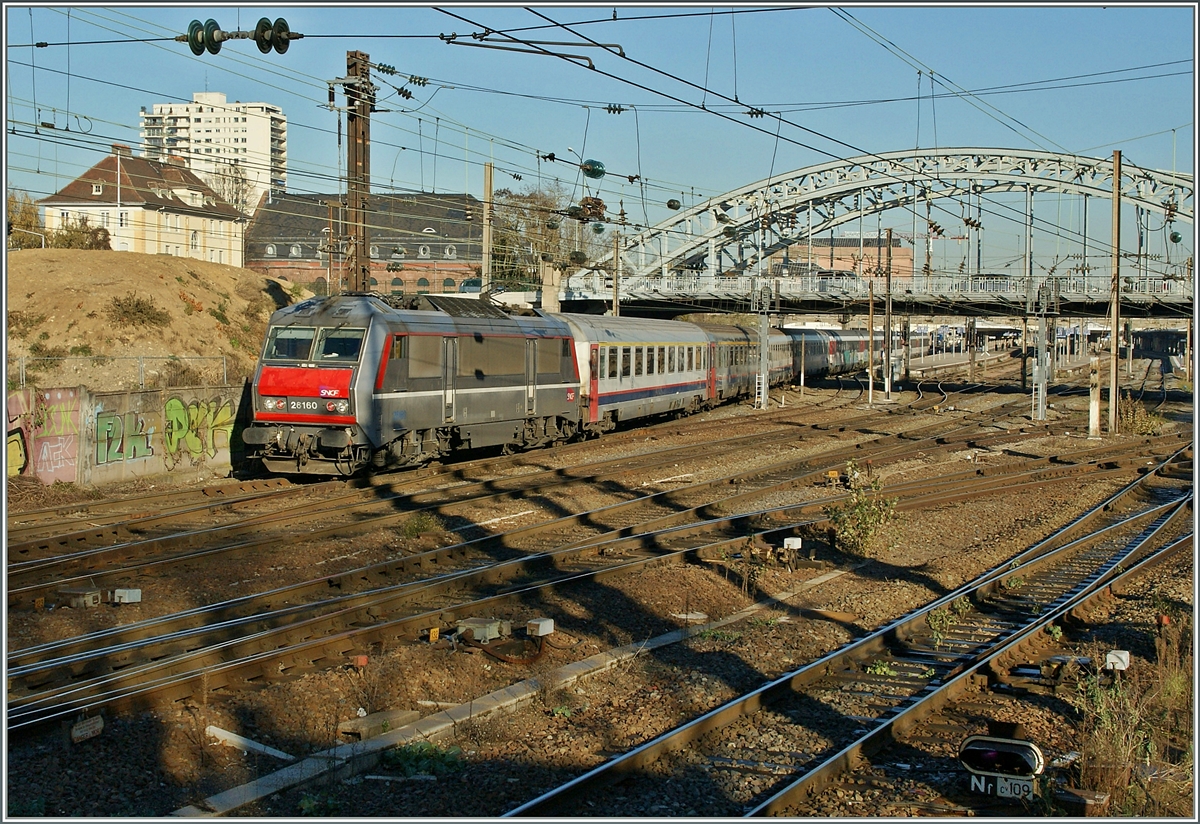 Die BB 26160 (Sybic) verlässt mit einem IC Basel - Bruxelles Midi den Bahnhof von Mulhouse.
10. Dez. 2013