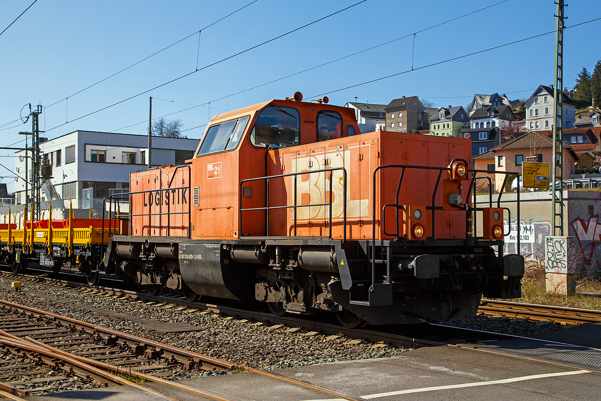 Die BBL 21 - 214 029-1 (92 80 1214 029-1 D-BBL) der BBL Logistik GmbH (Lüneburg), ex DB 212 199-5, ex DB V 100 2189, fährt am 24.03.202, mit zwei Ks-Wagen und etlichen Material-Förder- und Siloeinheiten MSF-40 der eurailpool am Haken, über die Siegstecke (KBS 460) durch Niederschelden in Richtung Siegen. 

Die ursprüngliche DB V 100.20 wurde 1963 von Arnold Jung Lokomotivfabrik GmbH in Jungenthal bei Kirchen a. d. Sieg unter der Fabriknummer 13665 gebaut und als V 100 2189 an die Deutsche Bundesbahn geliefert. Mit der Einführung des EDV-Nummernschemas erfolgte zum 01.01.1968 die Umzeichnung in DB 212 189-5, so fuhr sie bis zur Ausmusterung 1996 bei der DB. Im Jahr 2002 ging sie an ALS - ALSTOM Lokomotiven Service GmbH in Stendal, wo sie 2013 gemäß Umbaukonzept  BR 214  umgebaut wurde. Am 06.05.2015 wurde sie an die BBL Logistik GmbH in Lüneburg als BBL 21 (214 029-1) geliefert.