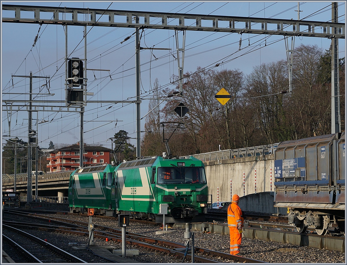 Die beiden BAM MBC Ge 4/4 22 und 21 warten auf ihren Zug, der über die Rollbockgrube schon angerollt kommt.
Morges, den 3. März 2017